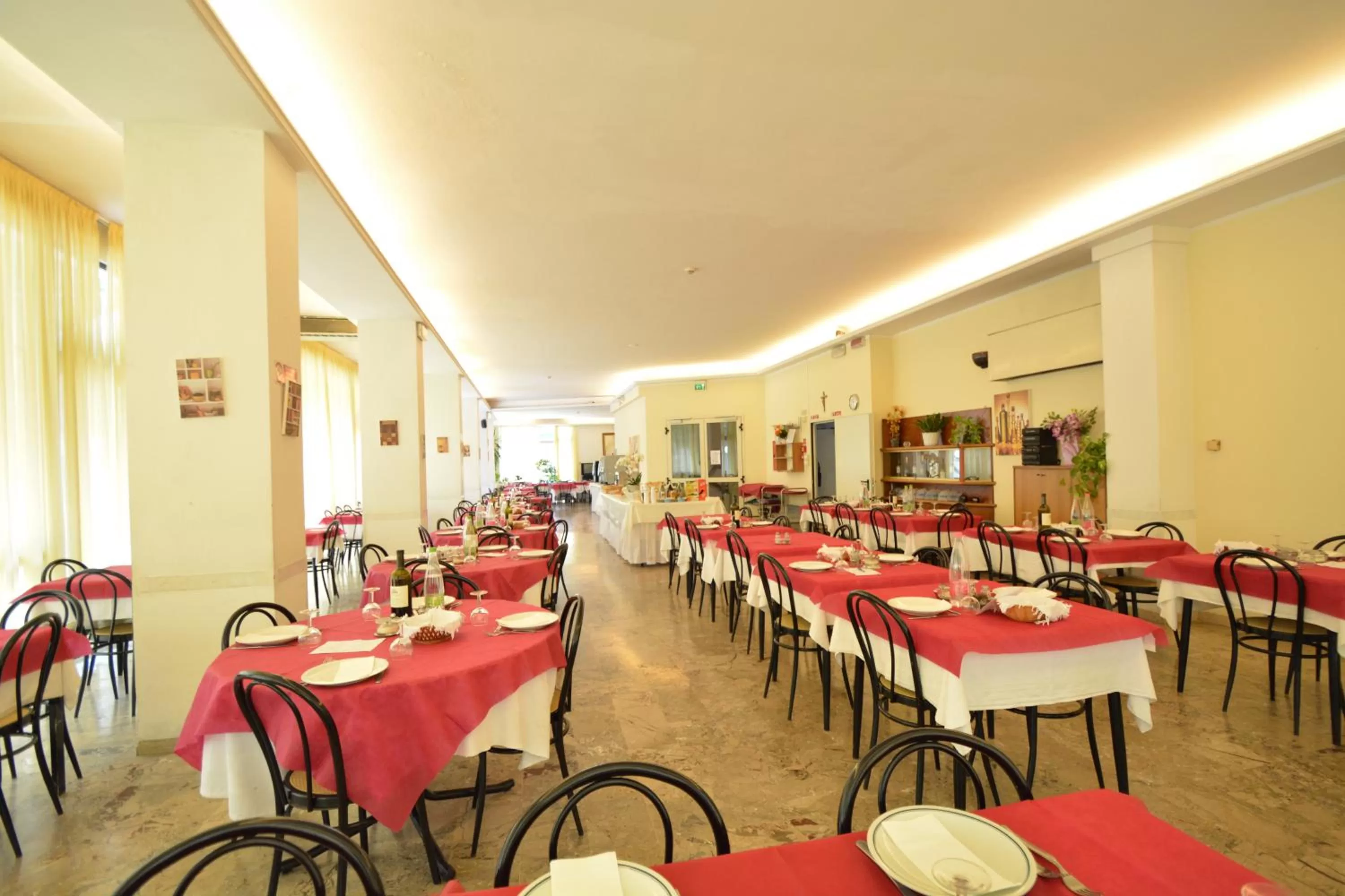 Restaurant/places to eat in Hotel Europa