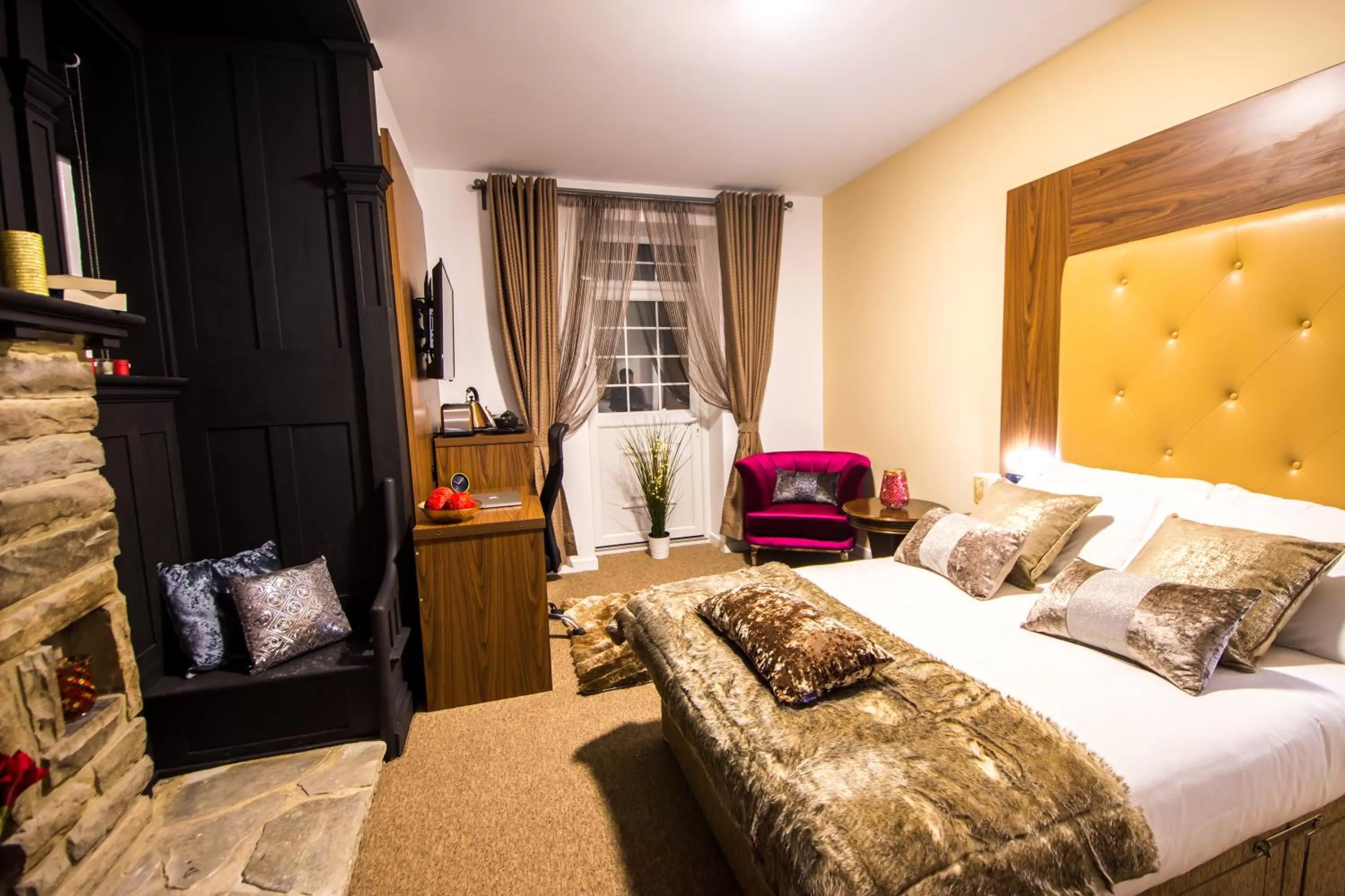 Bed in Trivelles Gatwick Hotel & airport Parking