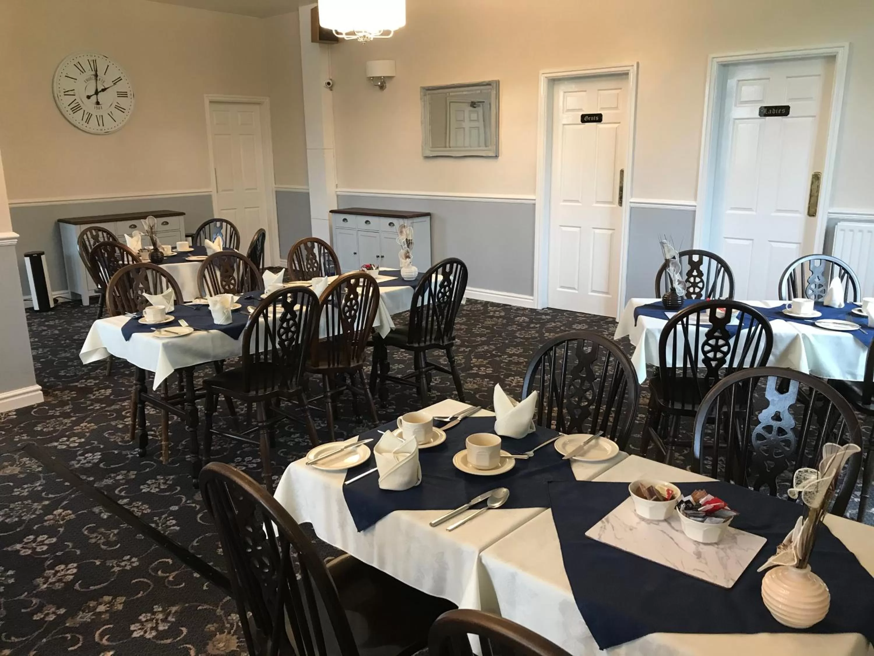 Restaurant/places to eat in Holly Trees Hotel