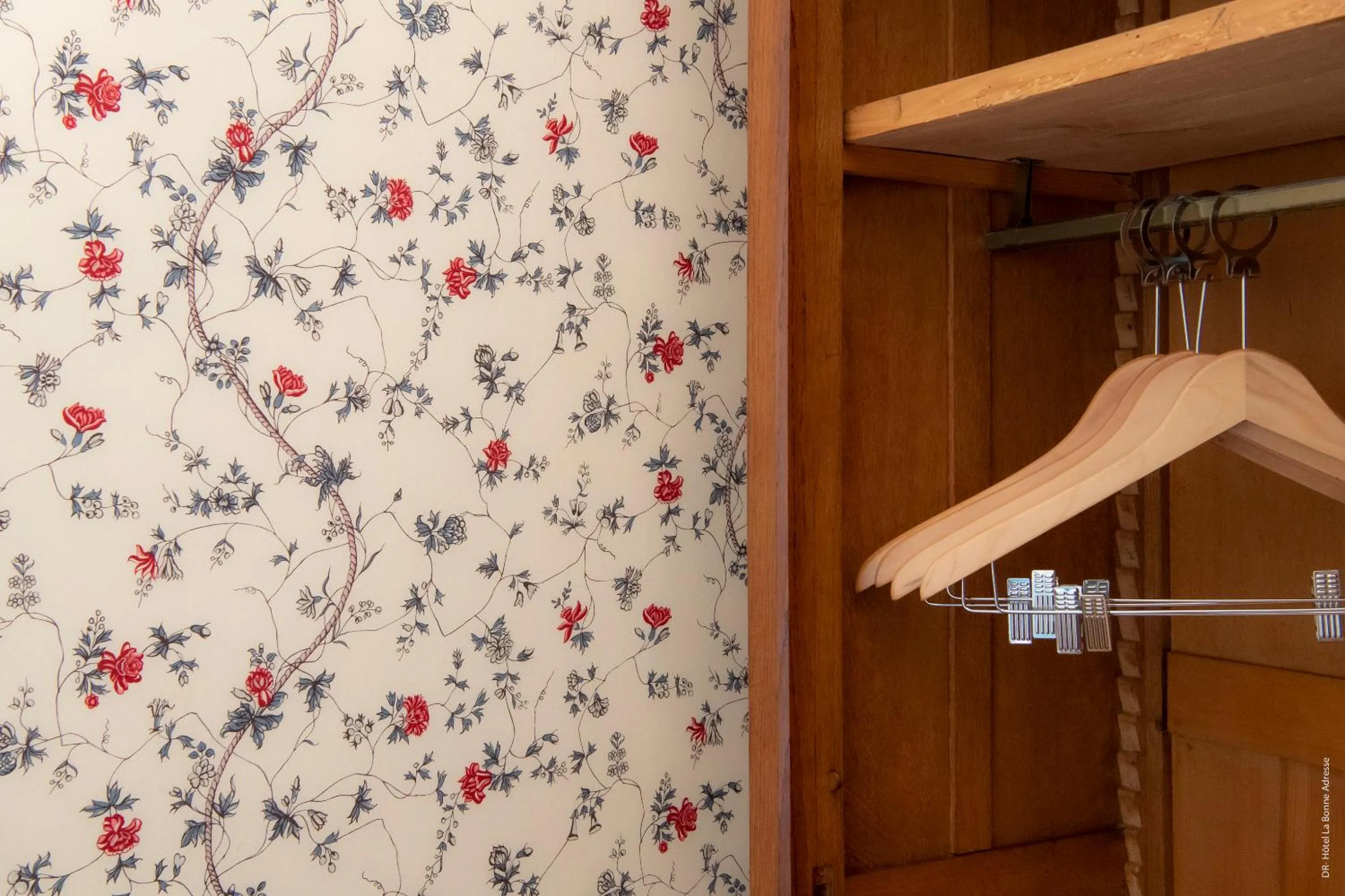 wardrobe in Hotel de Charme La Bonne Adresse - Logis hotels