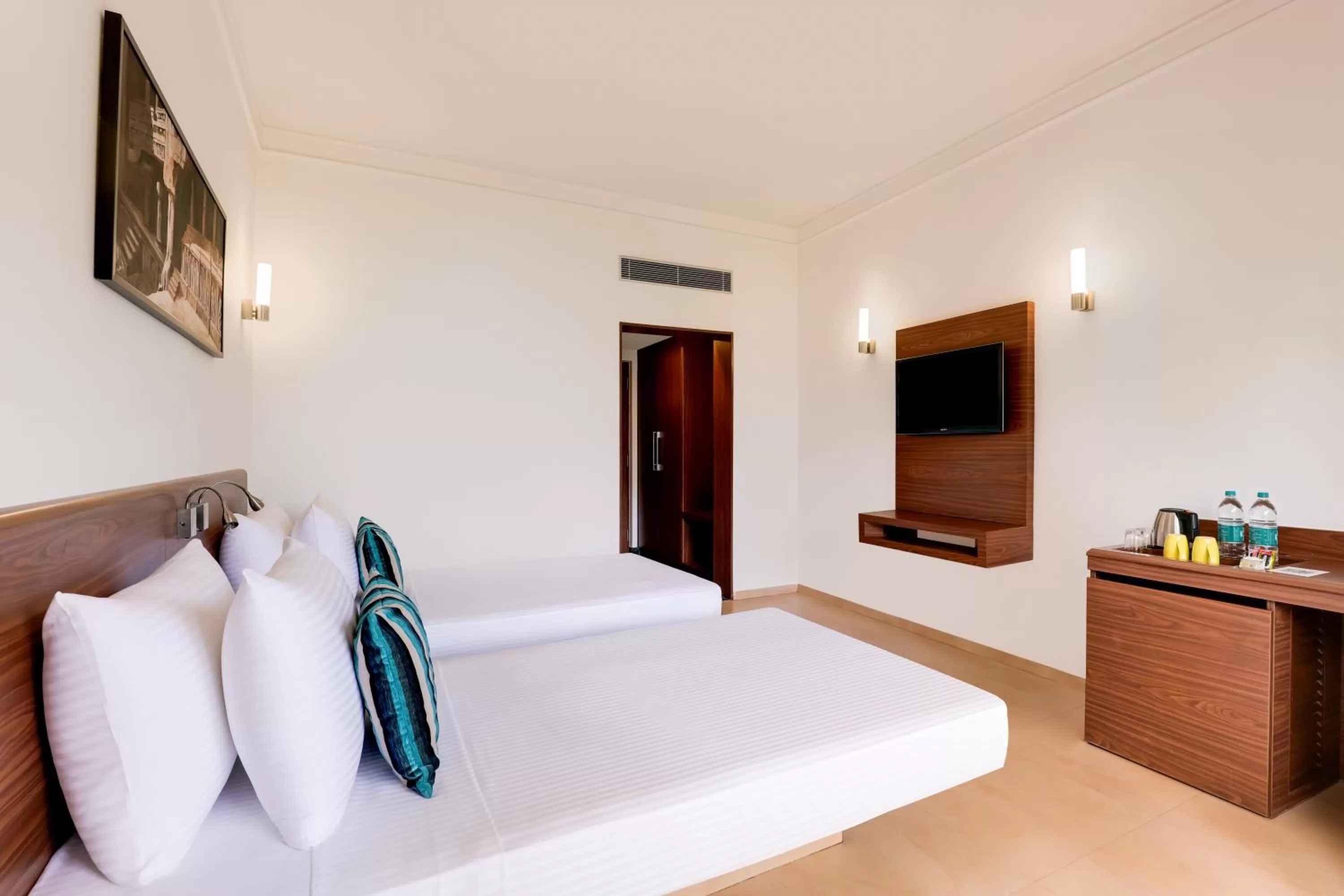 Bedroom, Bed in Lemon Tree Hotel, Aurangabad