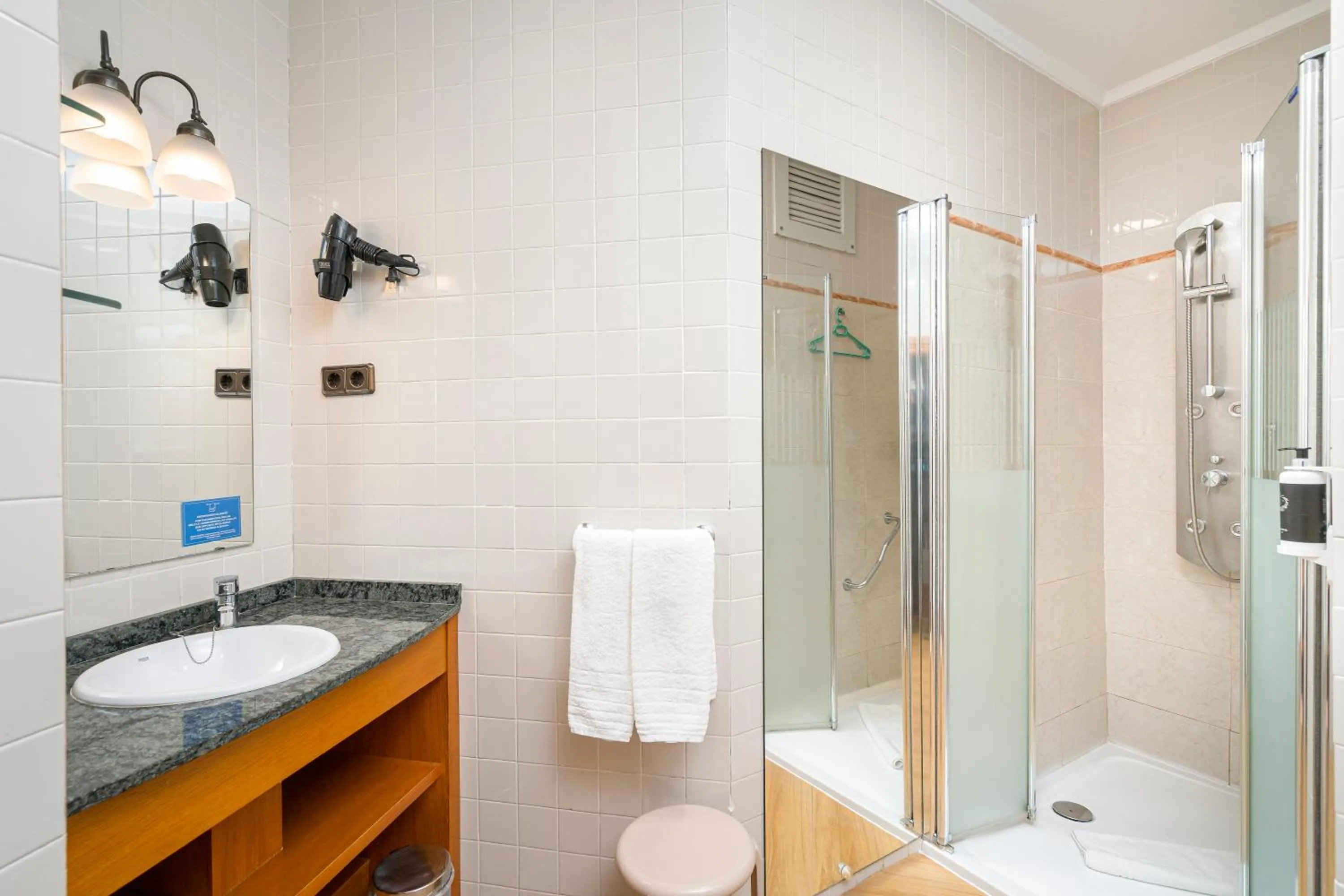 Bathroom in Hotel Hernán Cortés