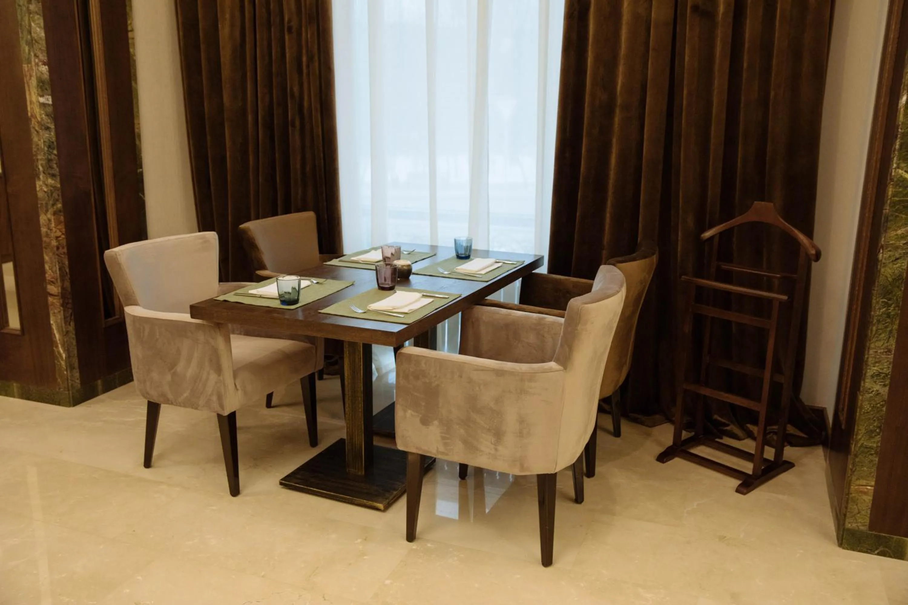 Restaurant/places to eat in Garden Park Inn