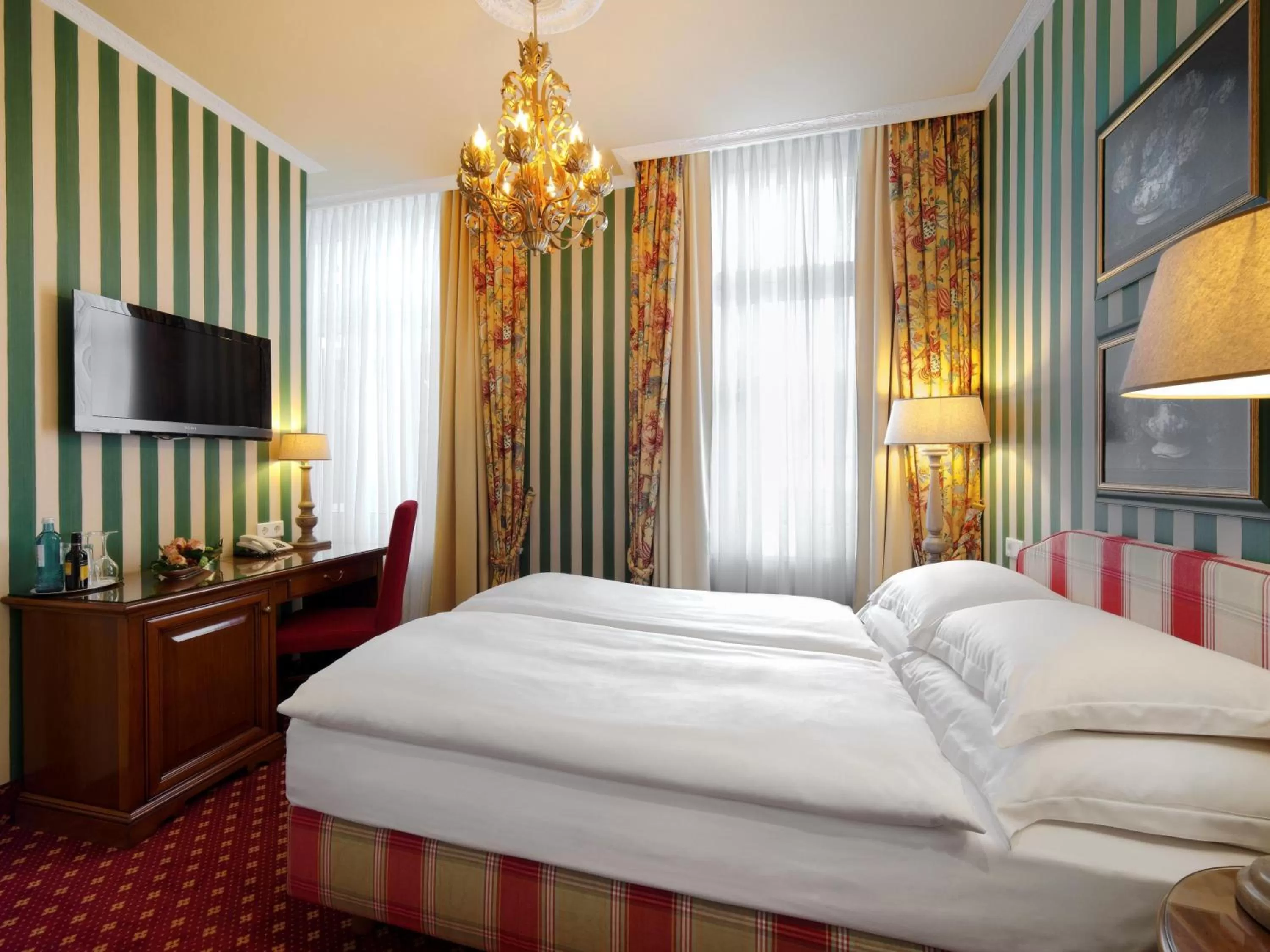 Photo of the whole room, Bed in Hotel City House