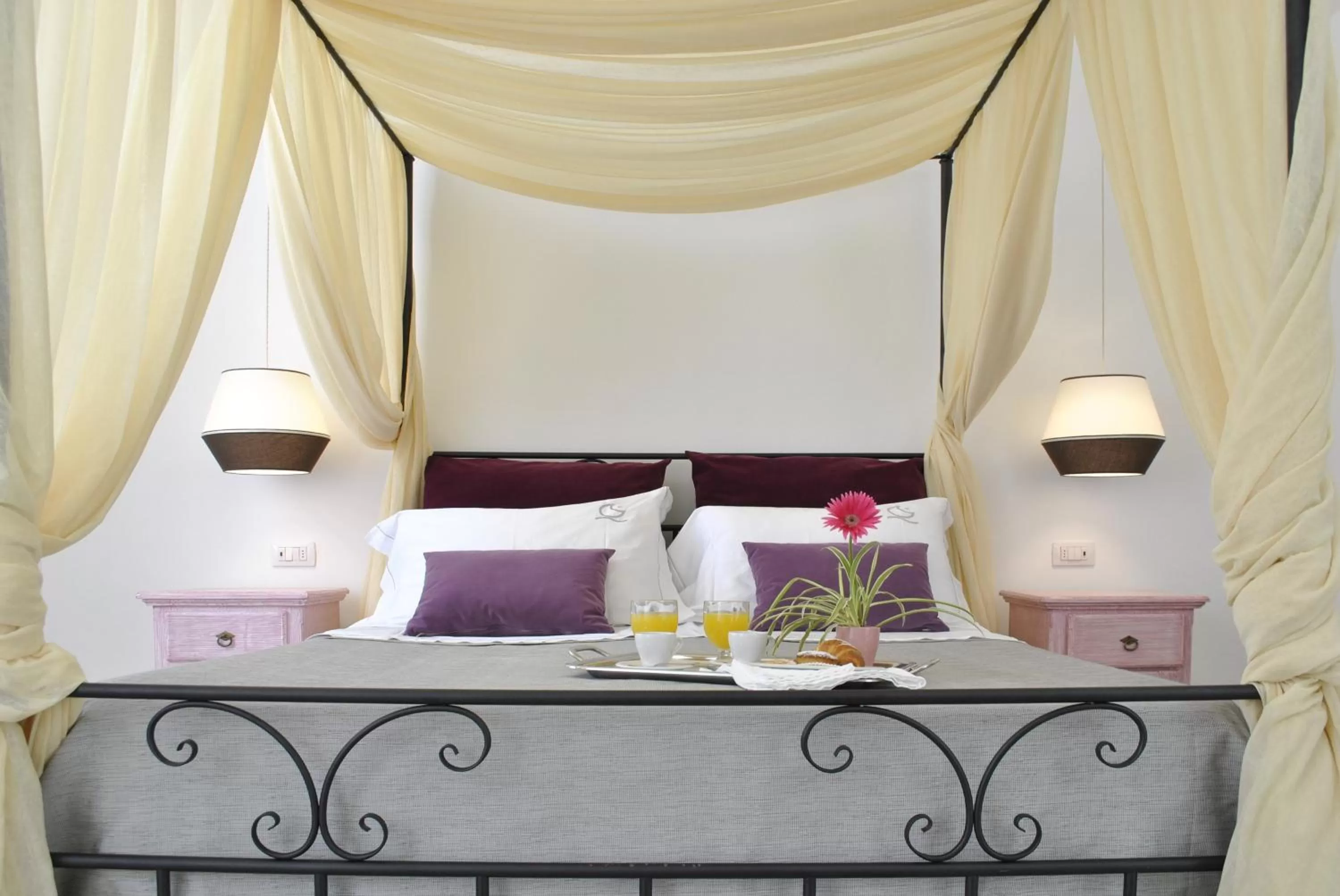 Decorative detail, Bed in Masseria Panareo