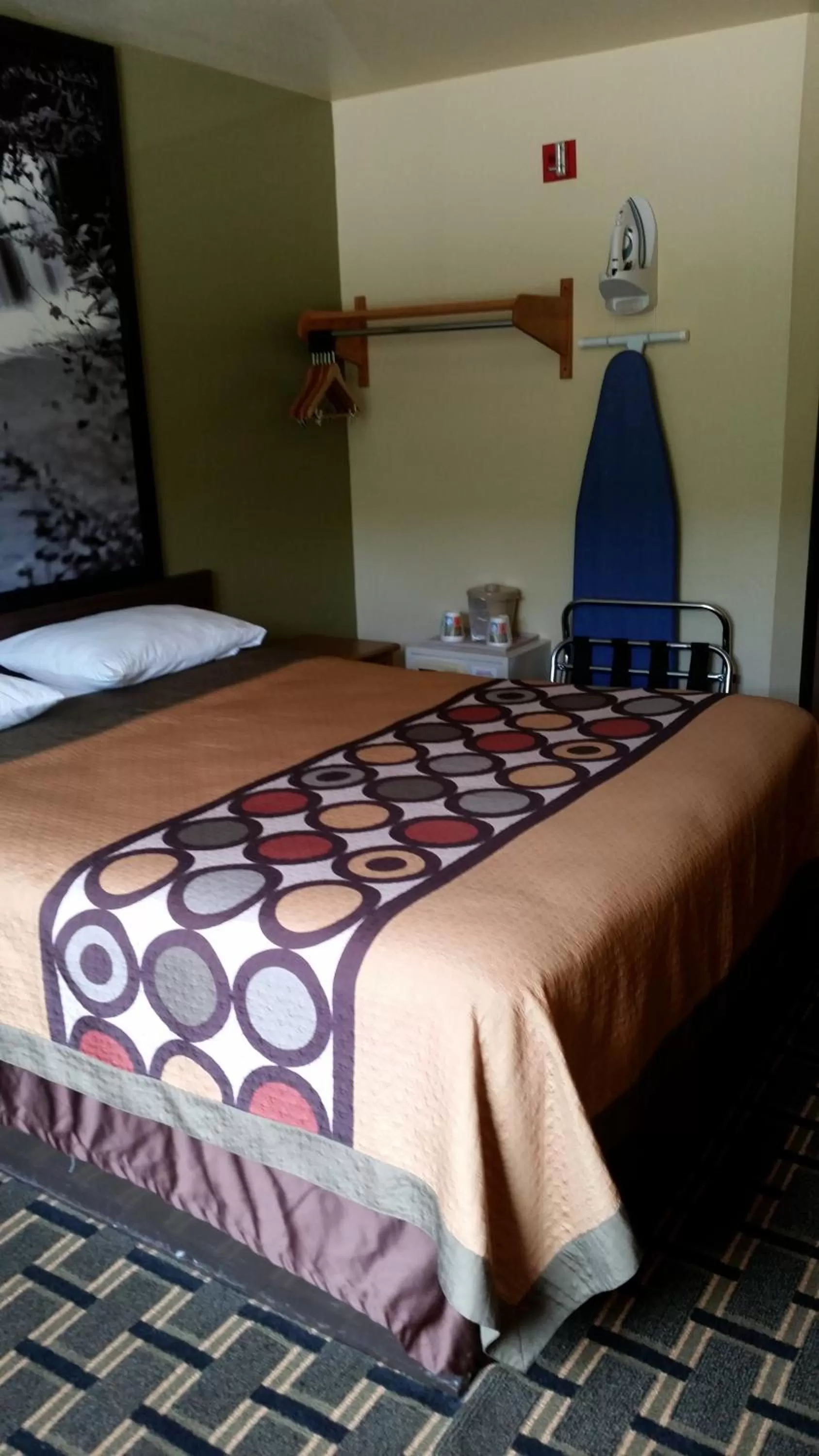 Photo of the whole room, Bed in Super 8 by Wyndham Wheeling WV