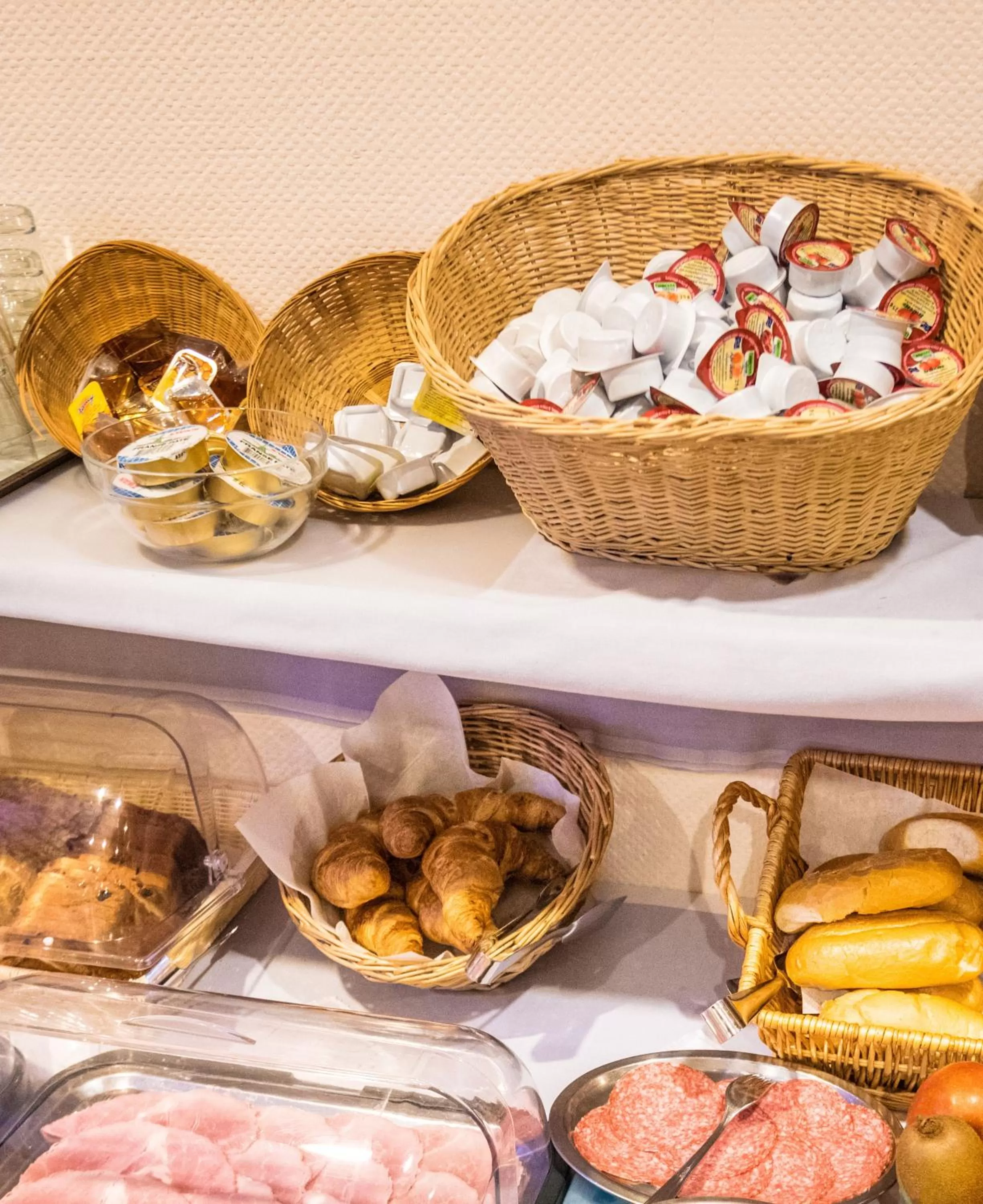 Restaurant/places to eat in Hotel Le Postillon