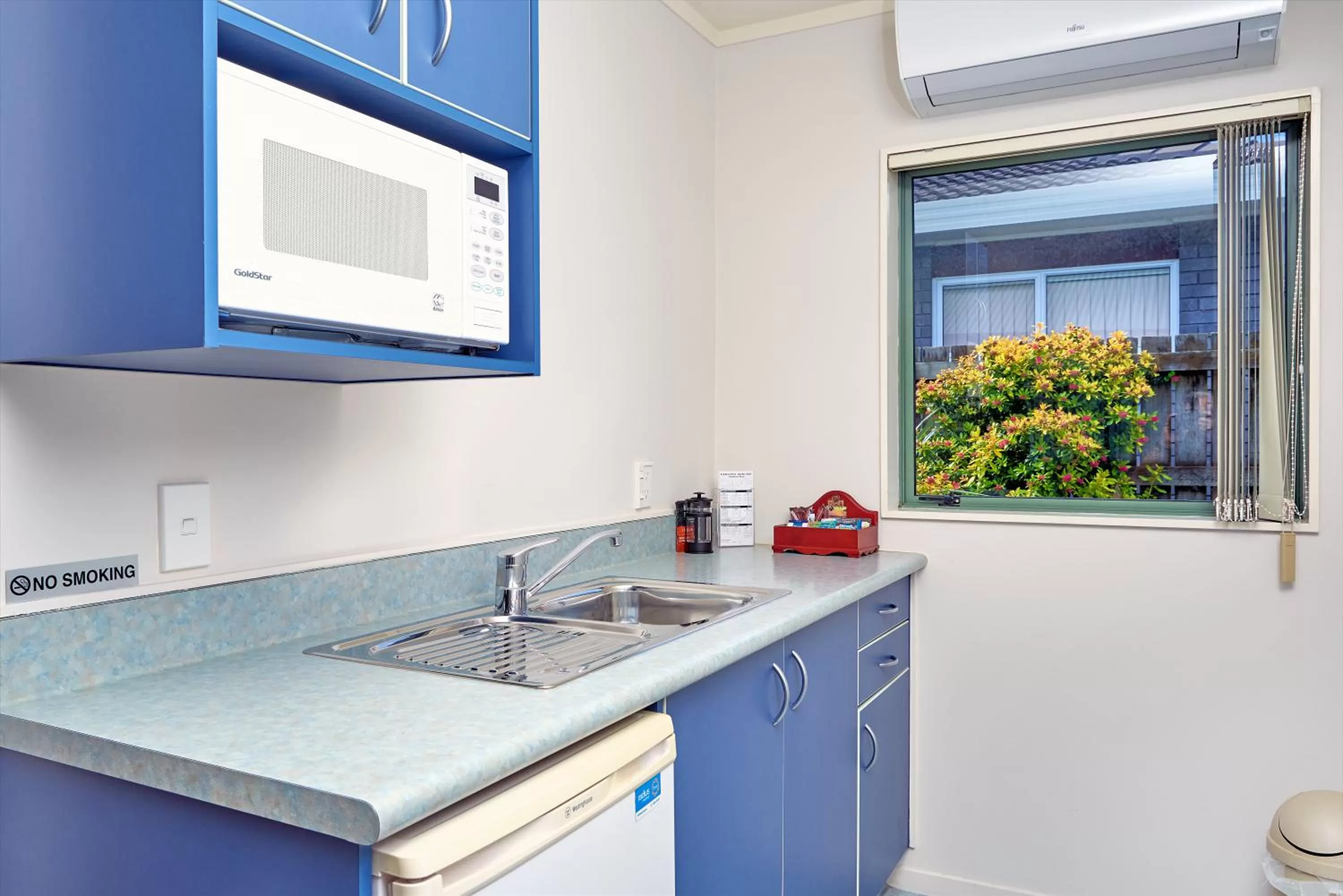 Kitchen or kitchenette in Barringtons Motor Lodge