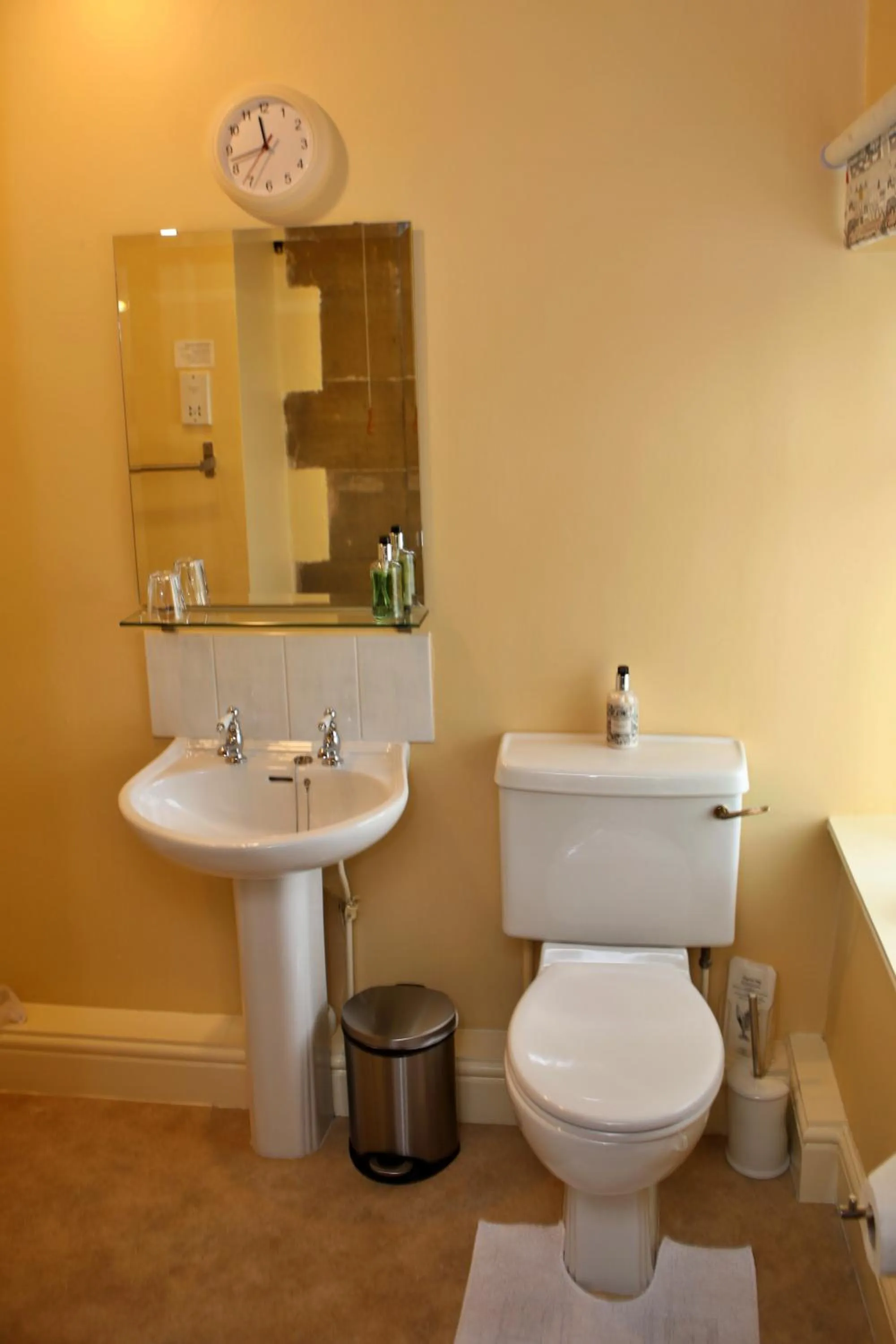Toilet in Wortley Cottage Guest House