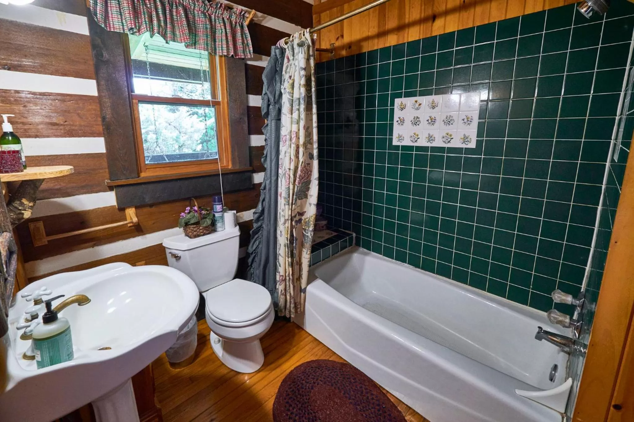 Bathroom in Creekwalk Inn Bed and Breakfast with Cabins