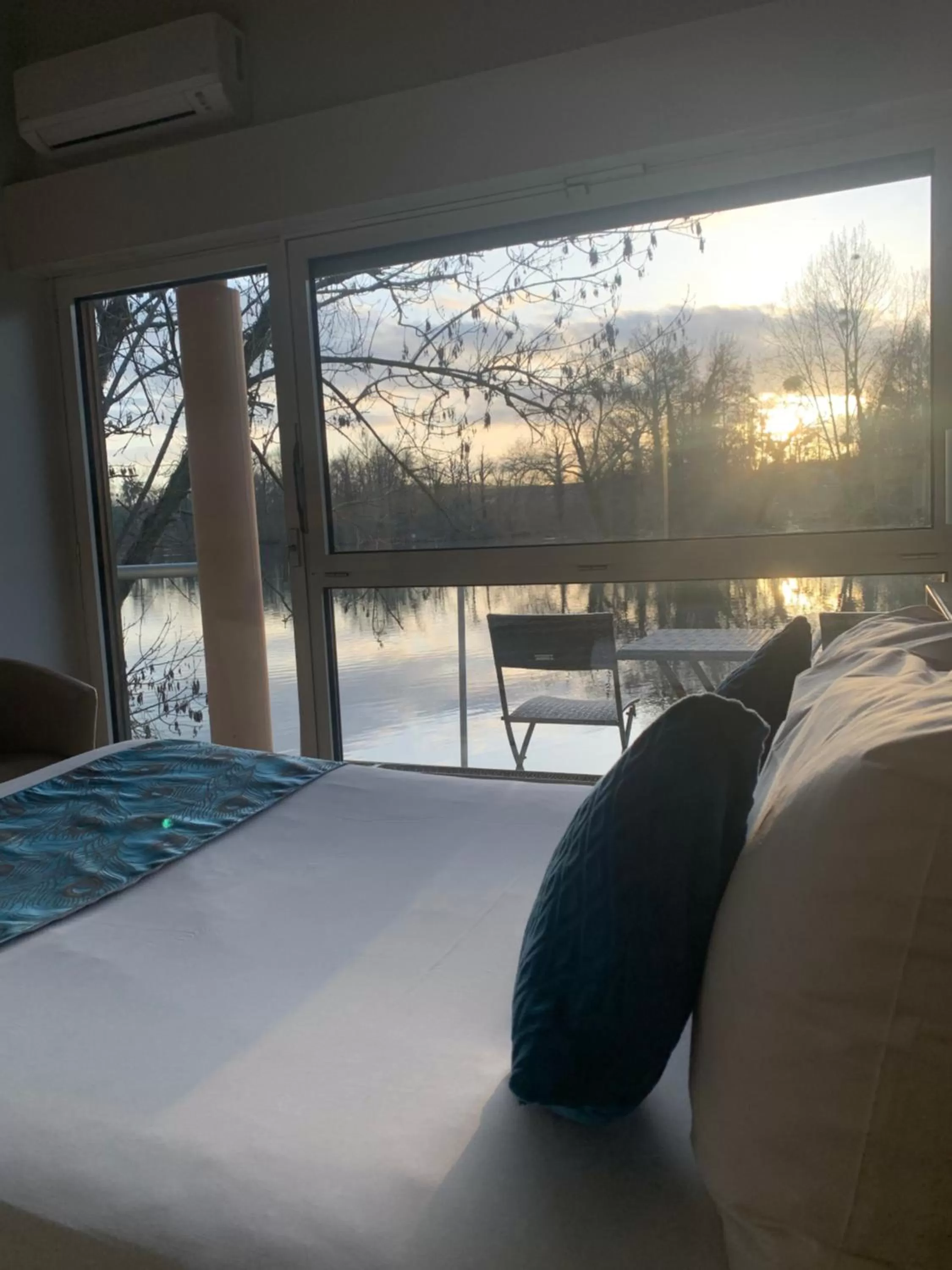 Bed in Hôtel L'ile Du Saussay