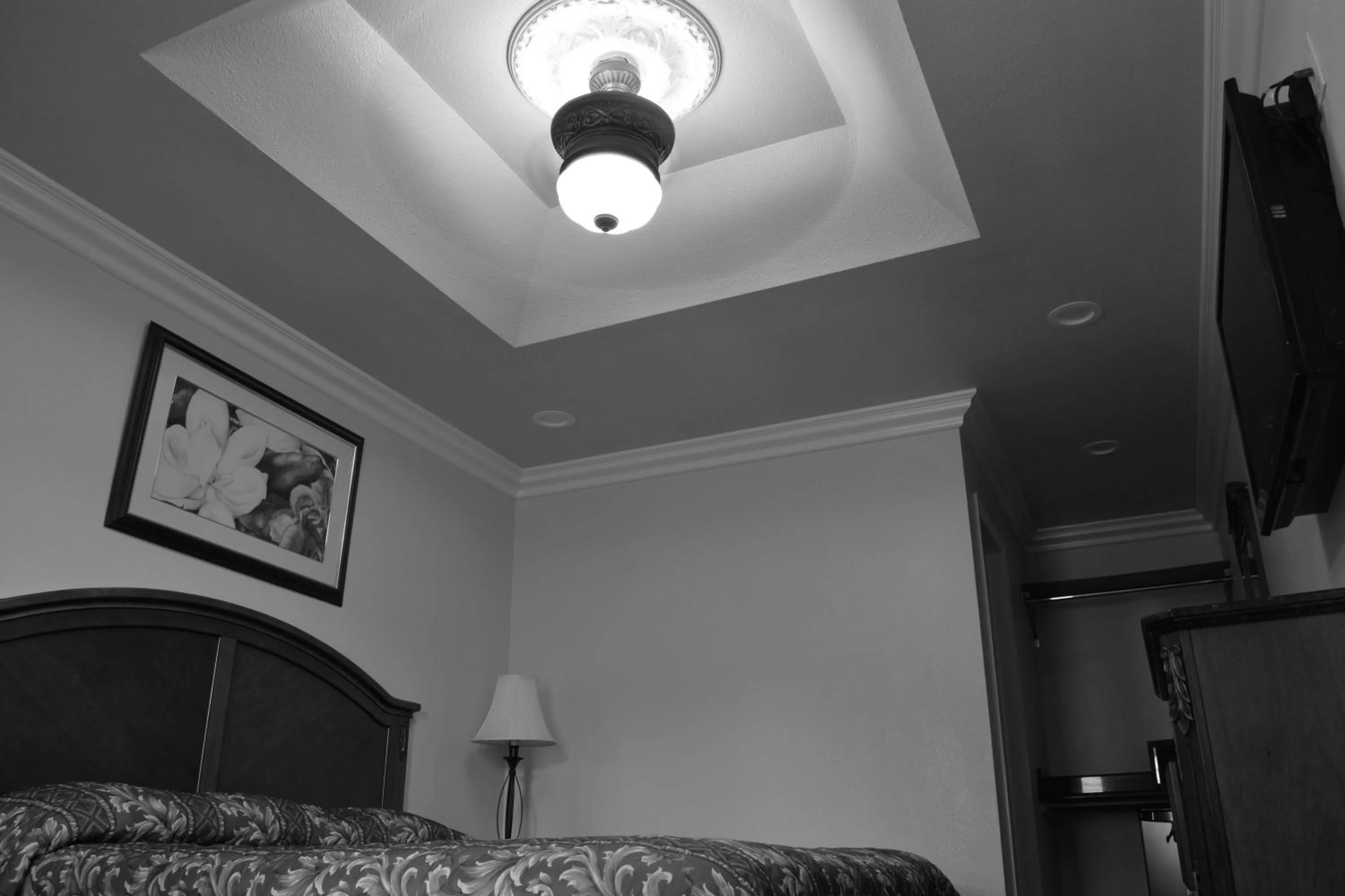 Decorative detail, Bed in Crystal Lodge Motel