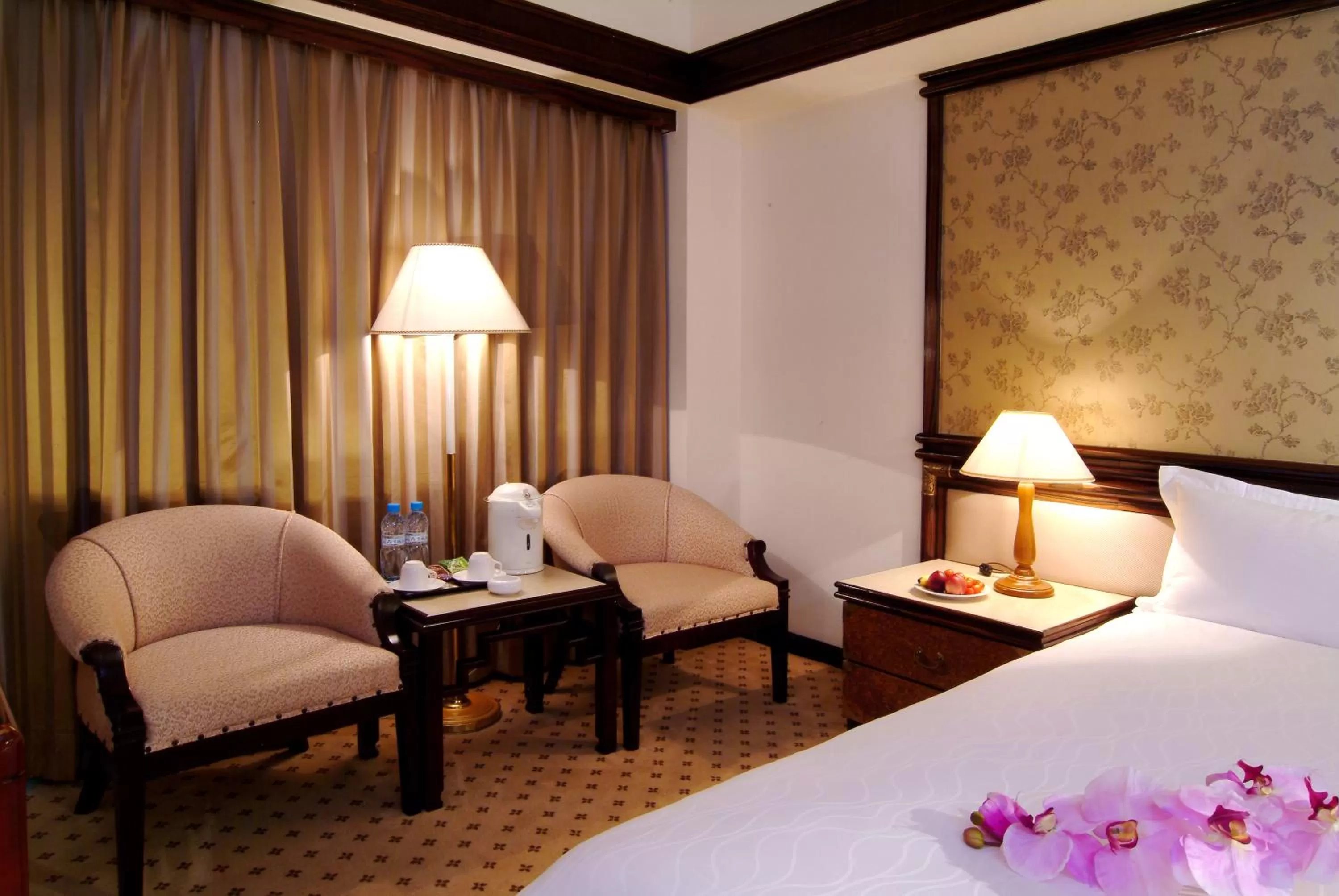 Seating area, Bed in King's Town Hotel