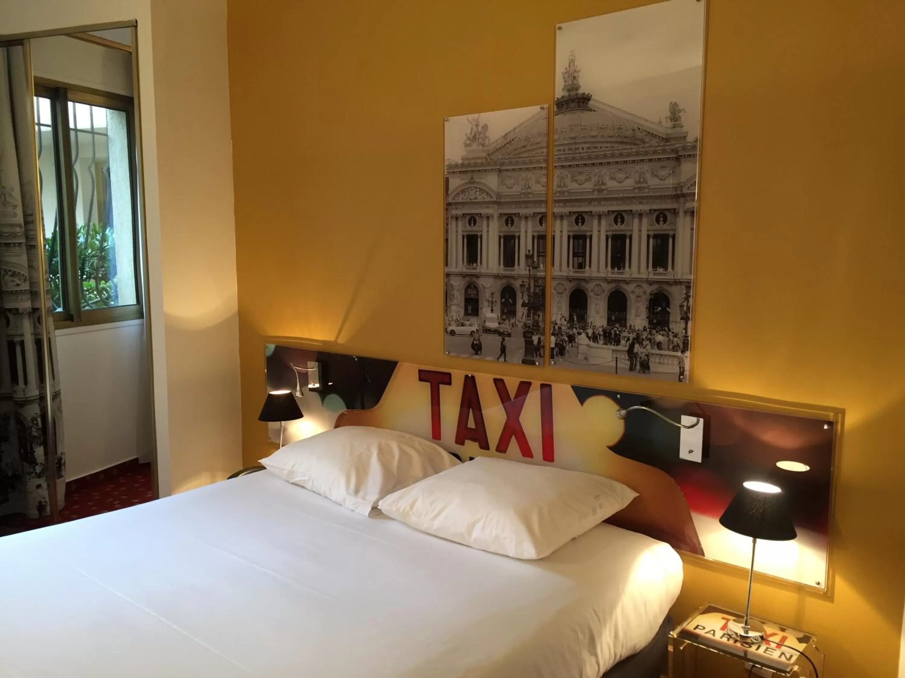 Decorative detail, Bed in Hotel Le Cardinal Rueil Centre