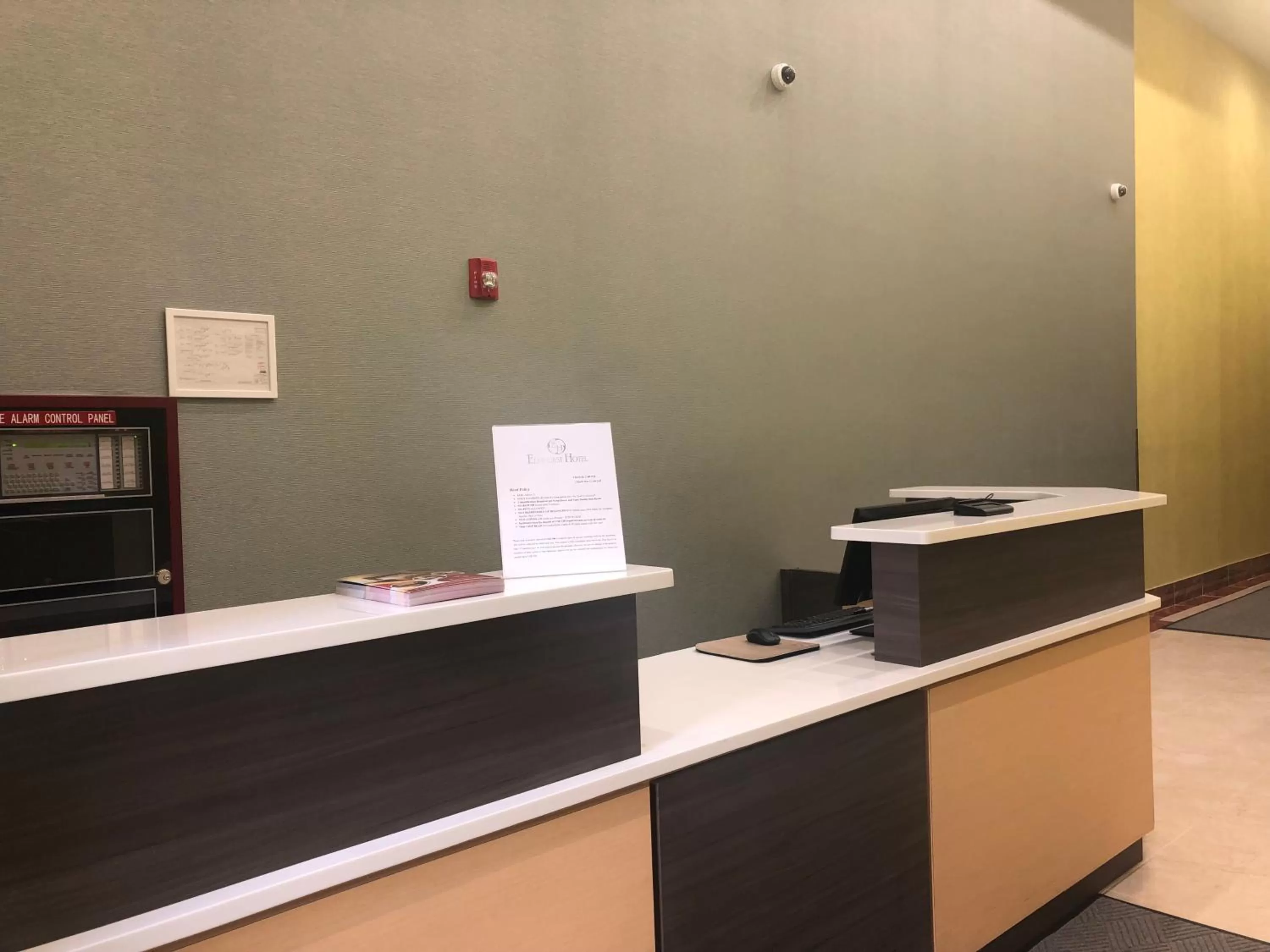 Lobby or reception in Elmhurst Hotel