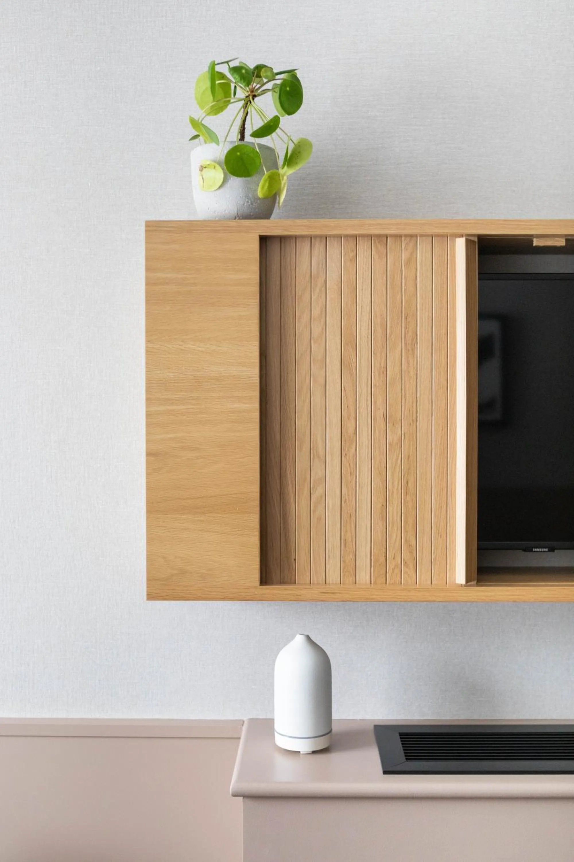 TV and multimedia in Inhabit Queen's Gardens, a Member of Design Hotels