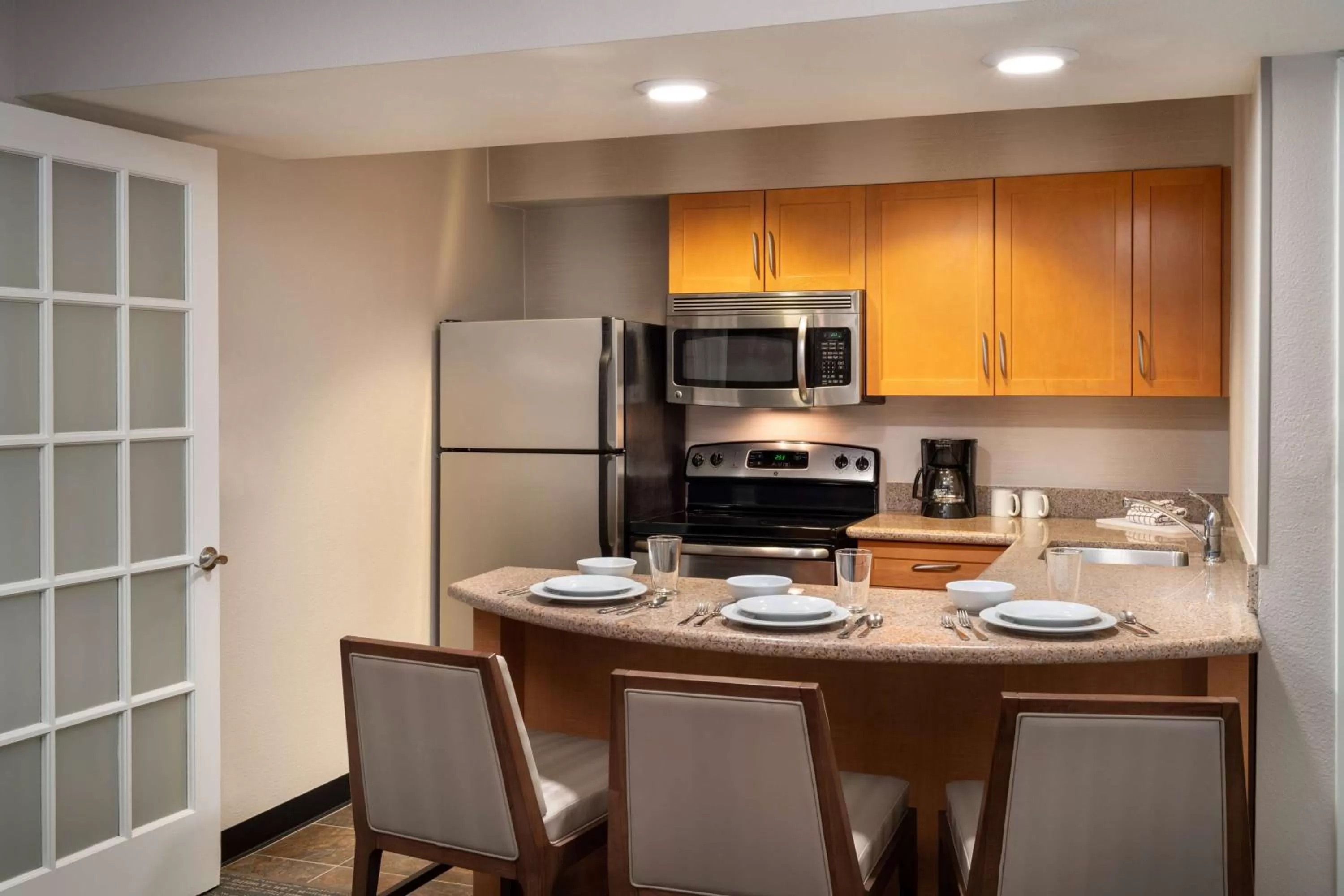 Kitchen or kitchenette in Sonesta ES Suites Tempe