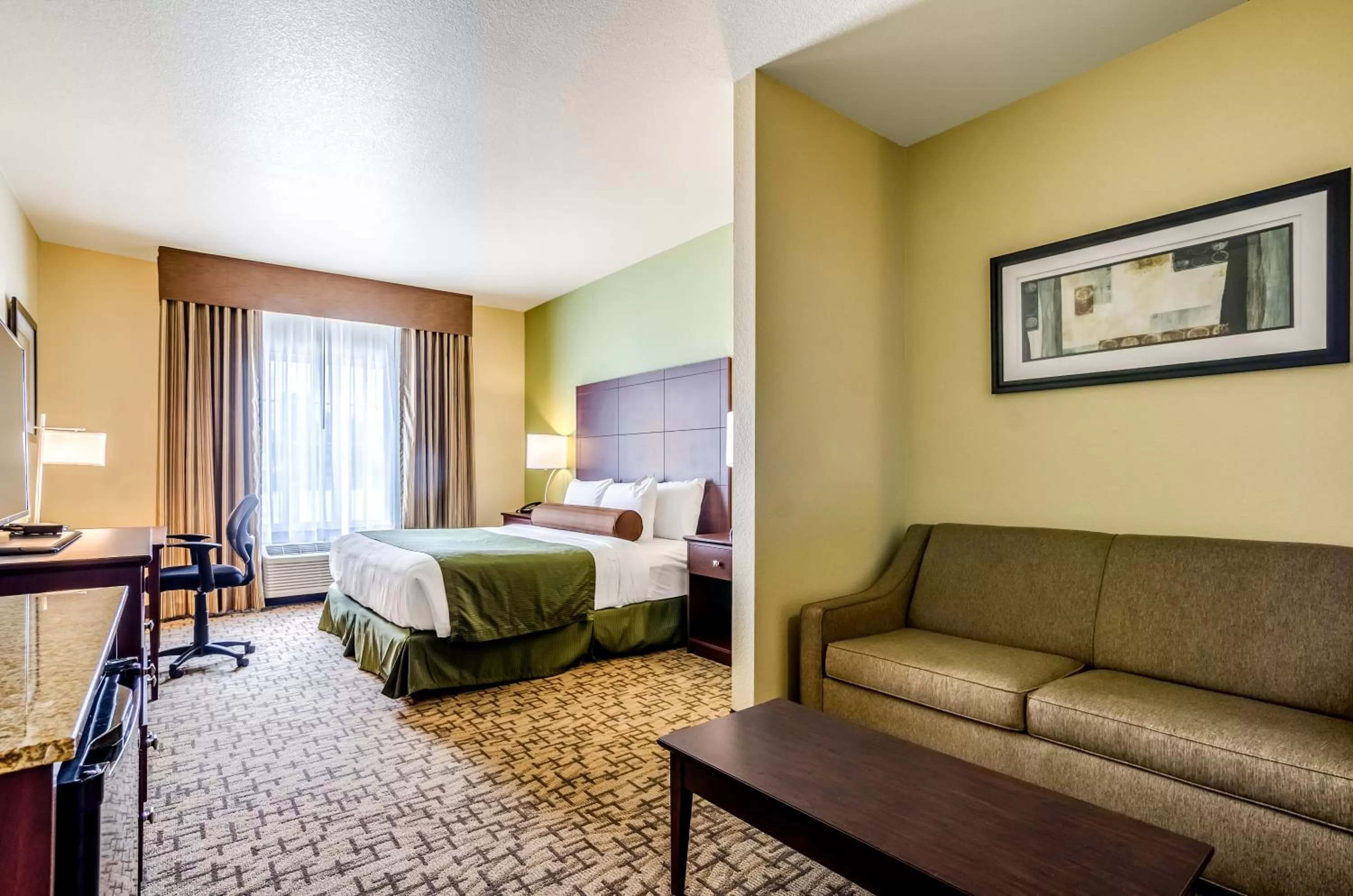 Seating area, Bed in Cobblestone Hotel & Suites - McCook