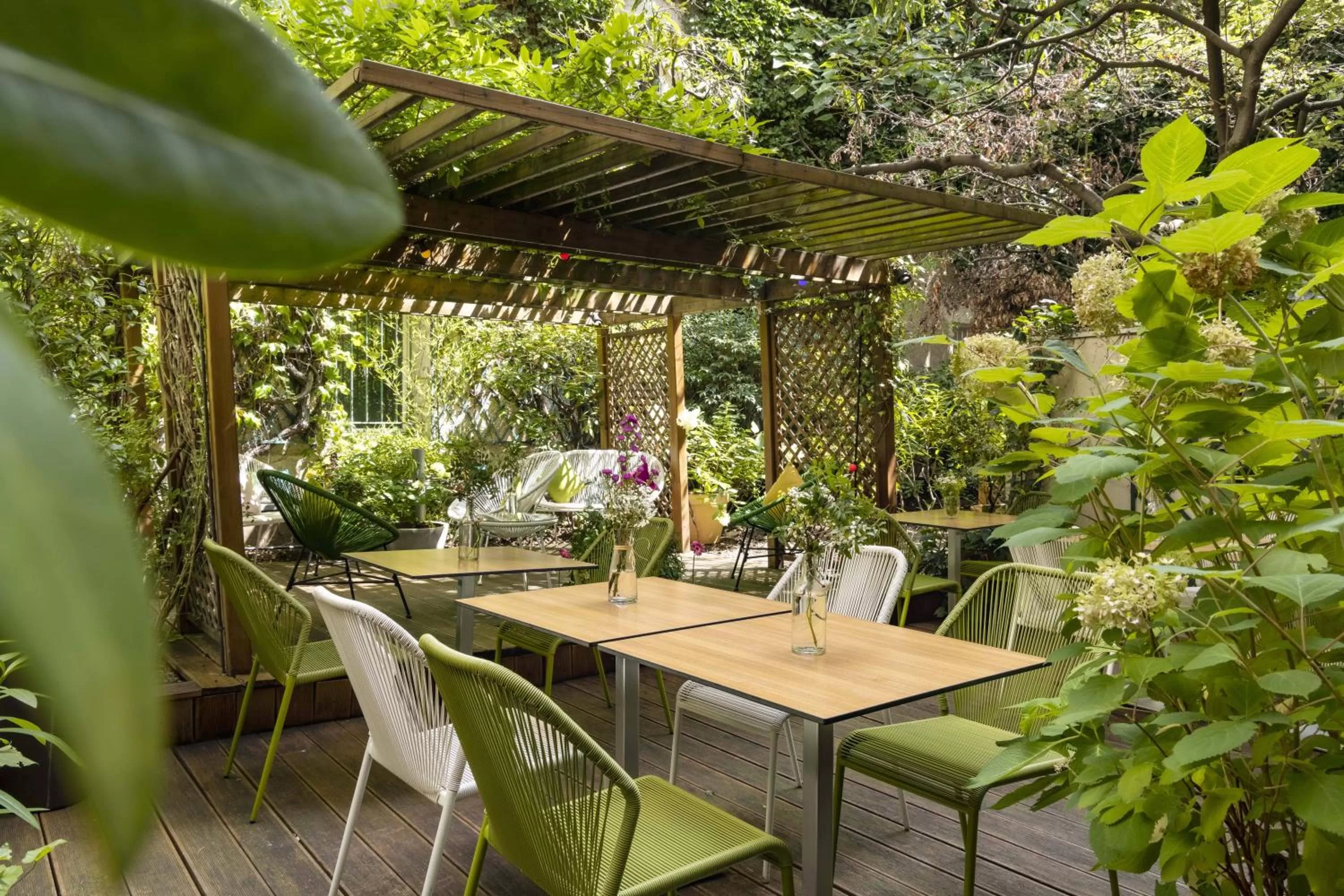 Patio in Hotel Paris Louis Blanc