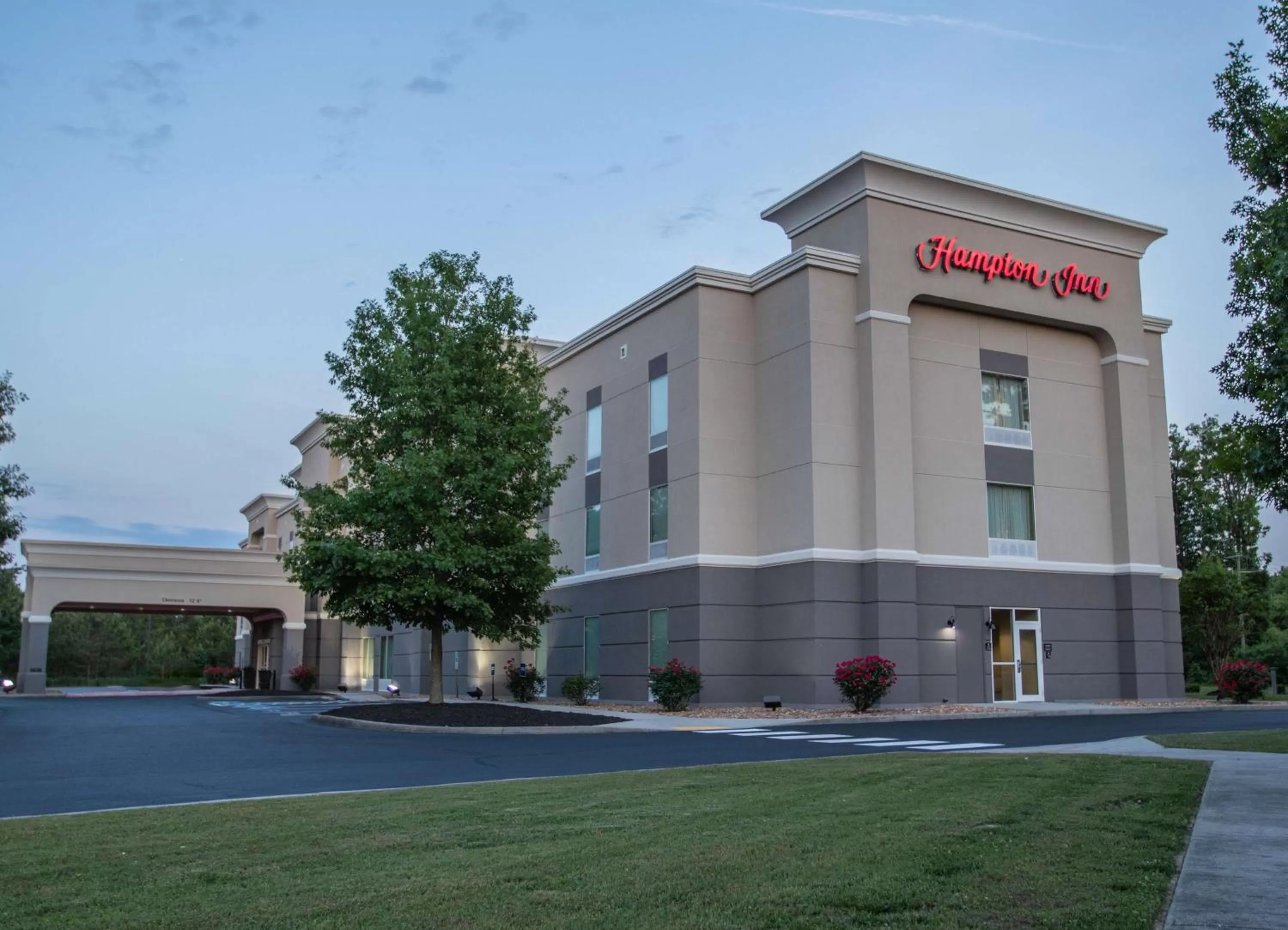 Property building in Hampton Inn Gloucester