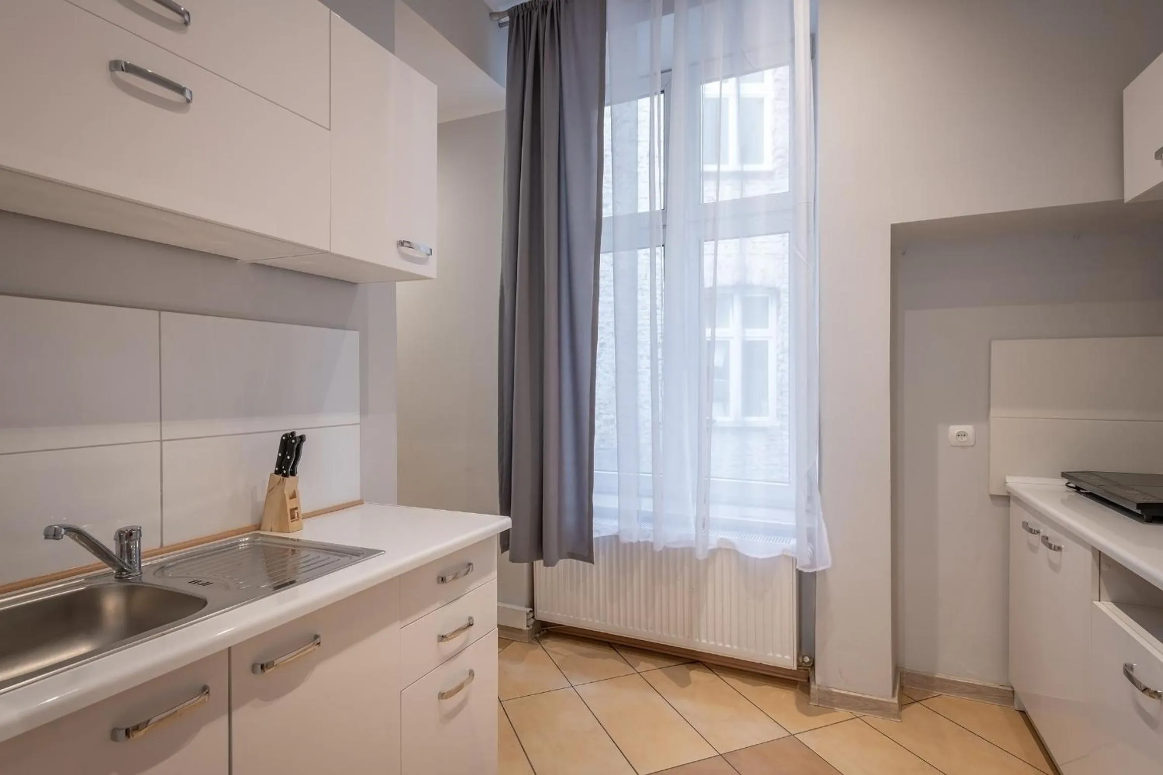 Kitchen or kitchenette in Queen Apartments
