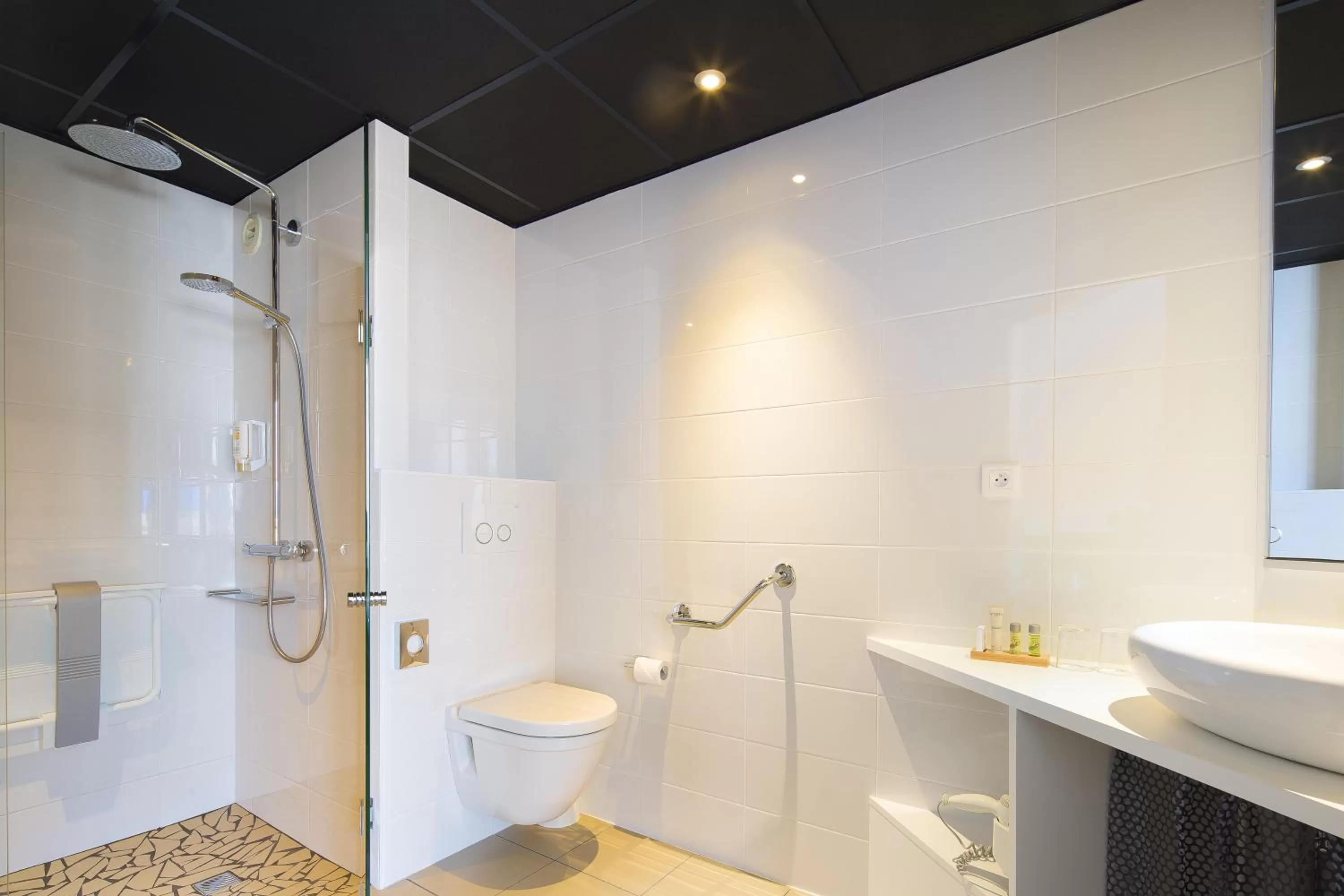 Bathroom in Hotel Le Bugatti