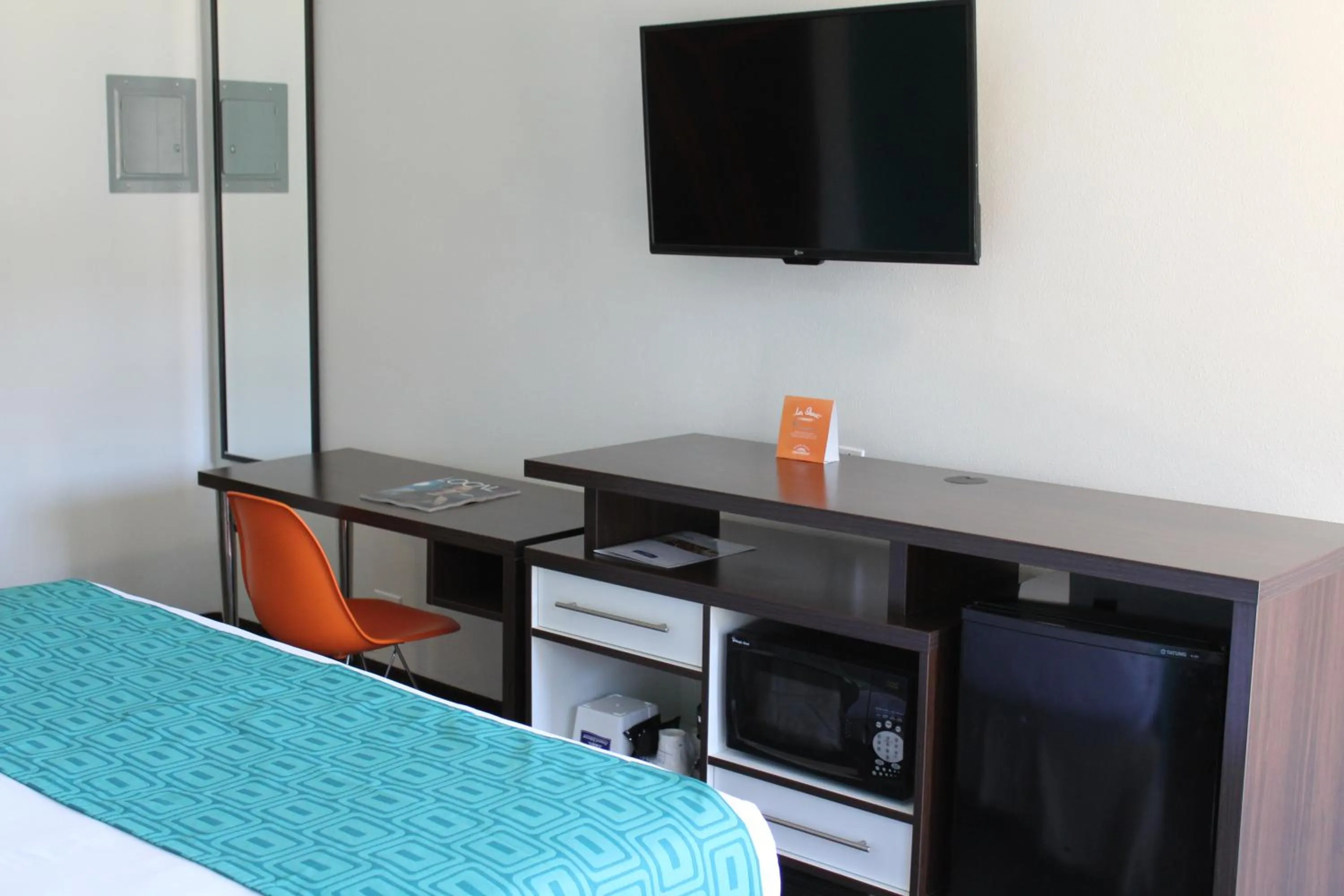 Property building in Howard Johnson by Wyndham San Diego Hotel Circle