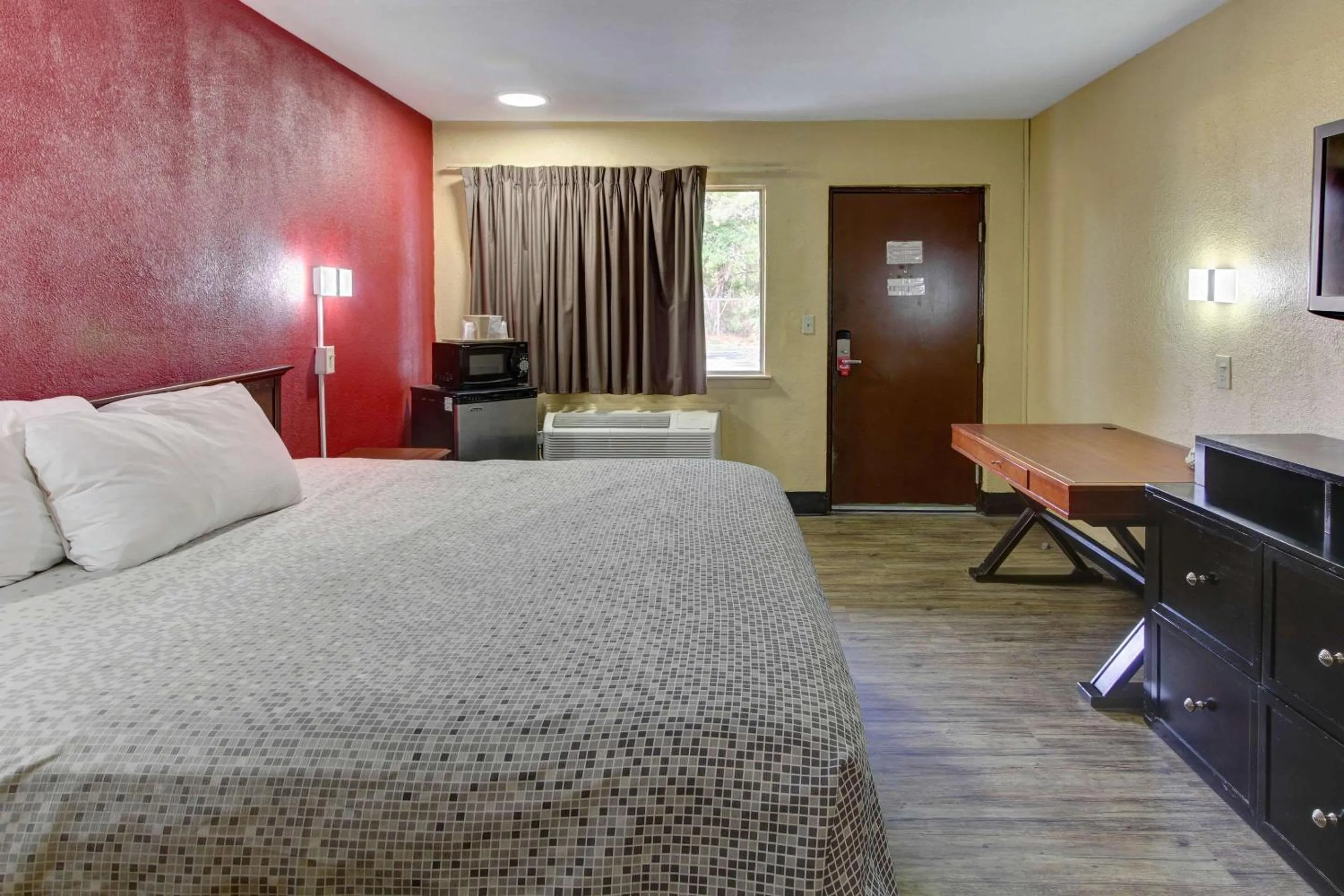 Bedroom, Bed in Econo Lodge Virginia Beach Town Center