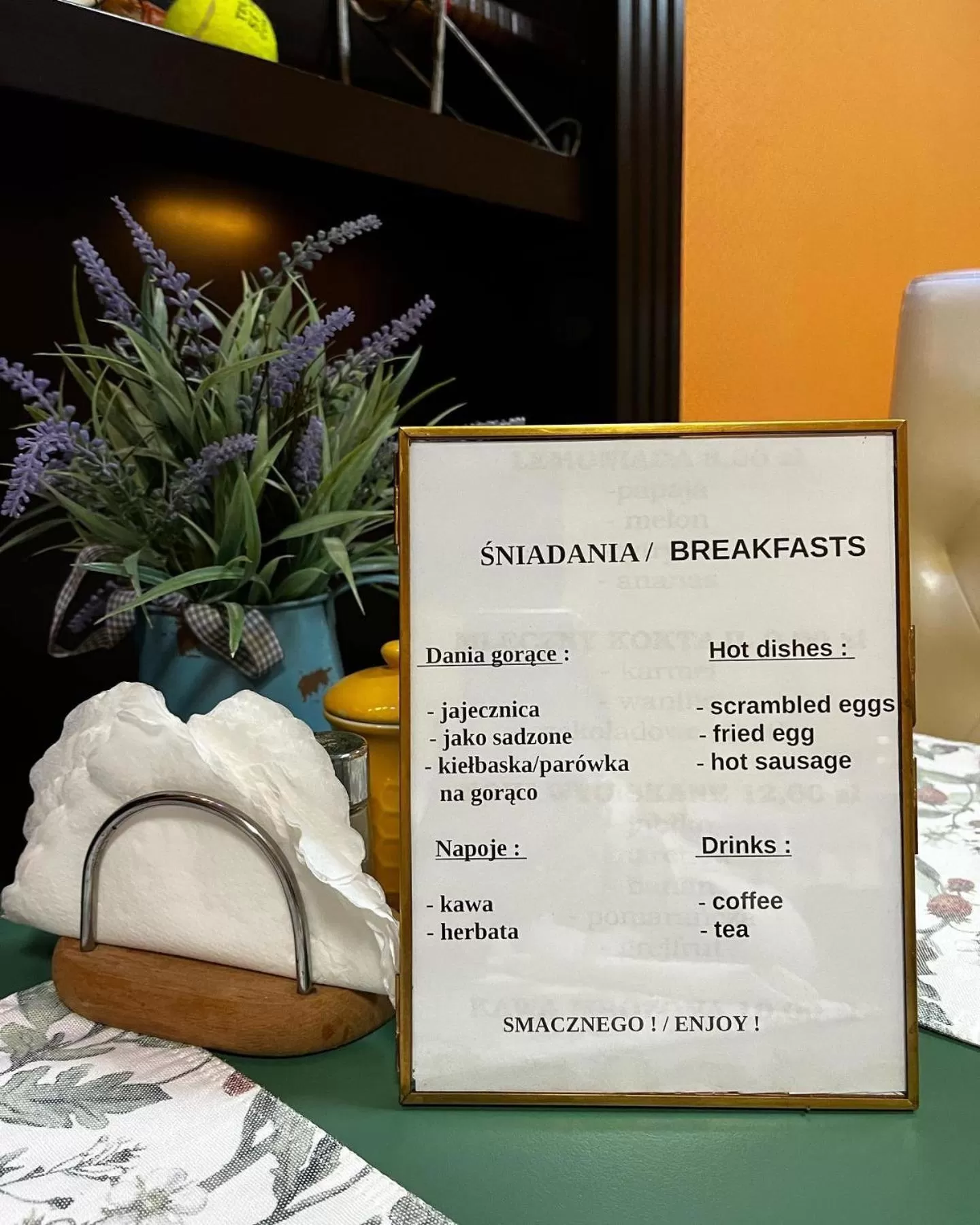 Text overlay in Tenis Club