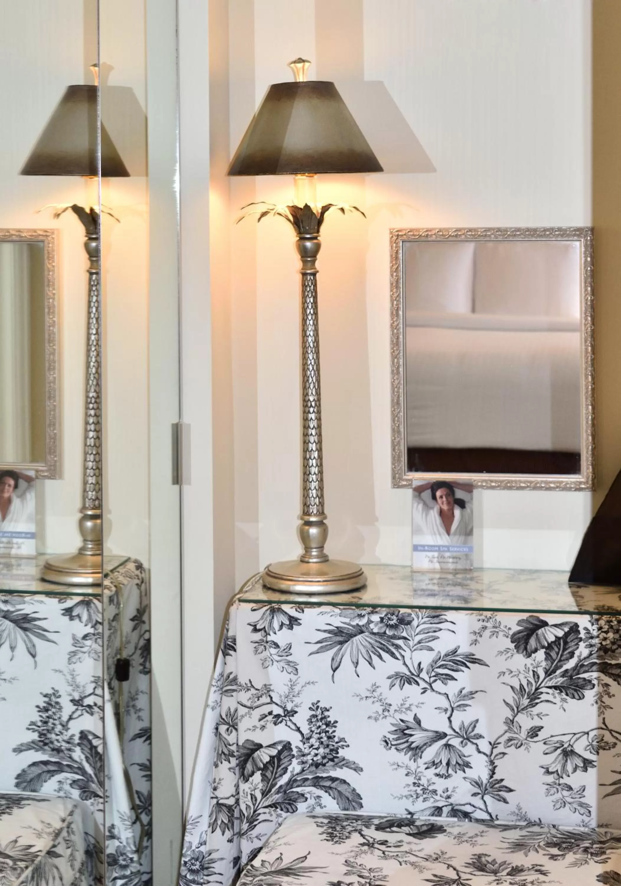 Seating area in Hotel Lombardy