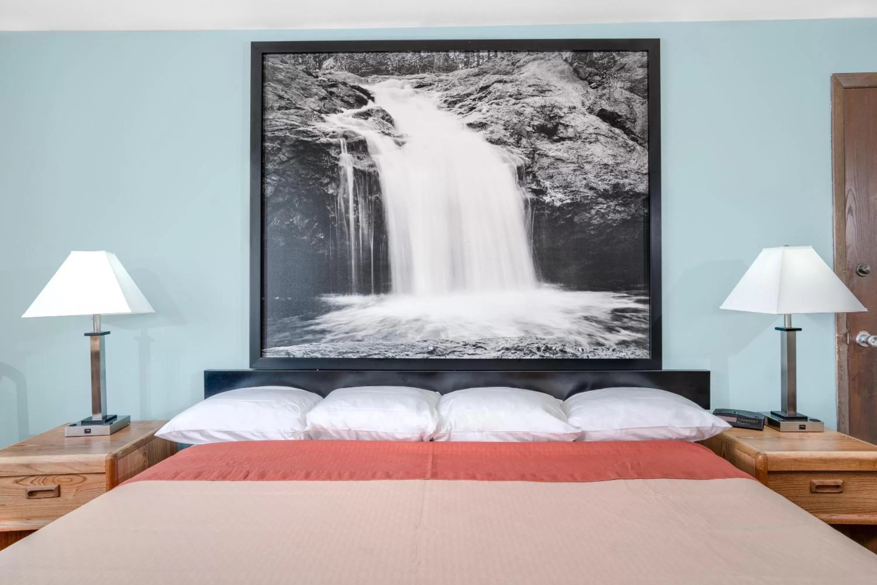 Photo of the whole room, Bed in Super 8 by Wyndham Tomah Wisconsin