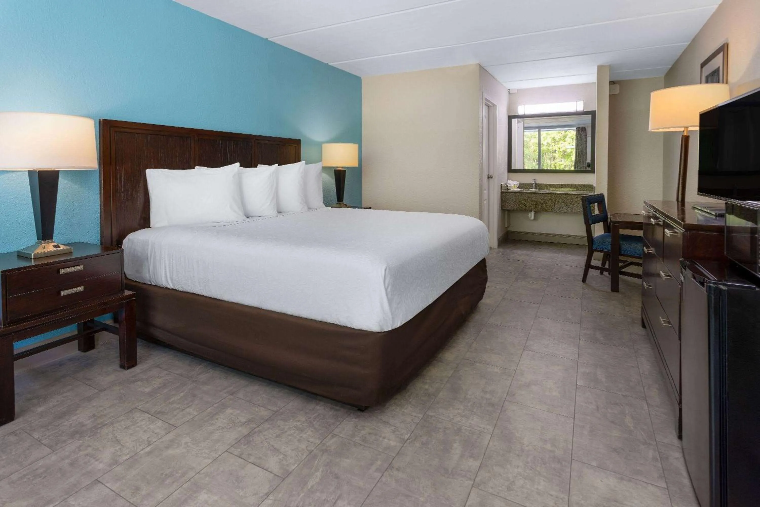 King Room with Mobility Access and Bathtub with Grab Bars, Non-Smoking in Travelodge by Wyndham Kingsland GA