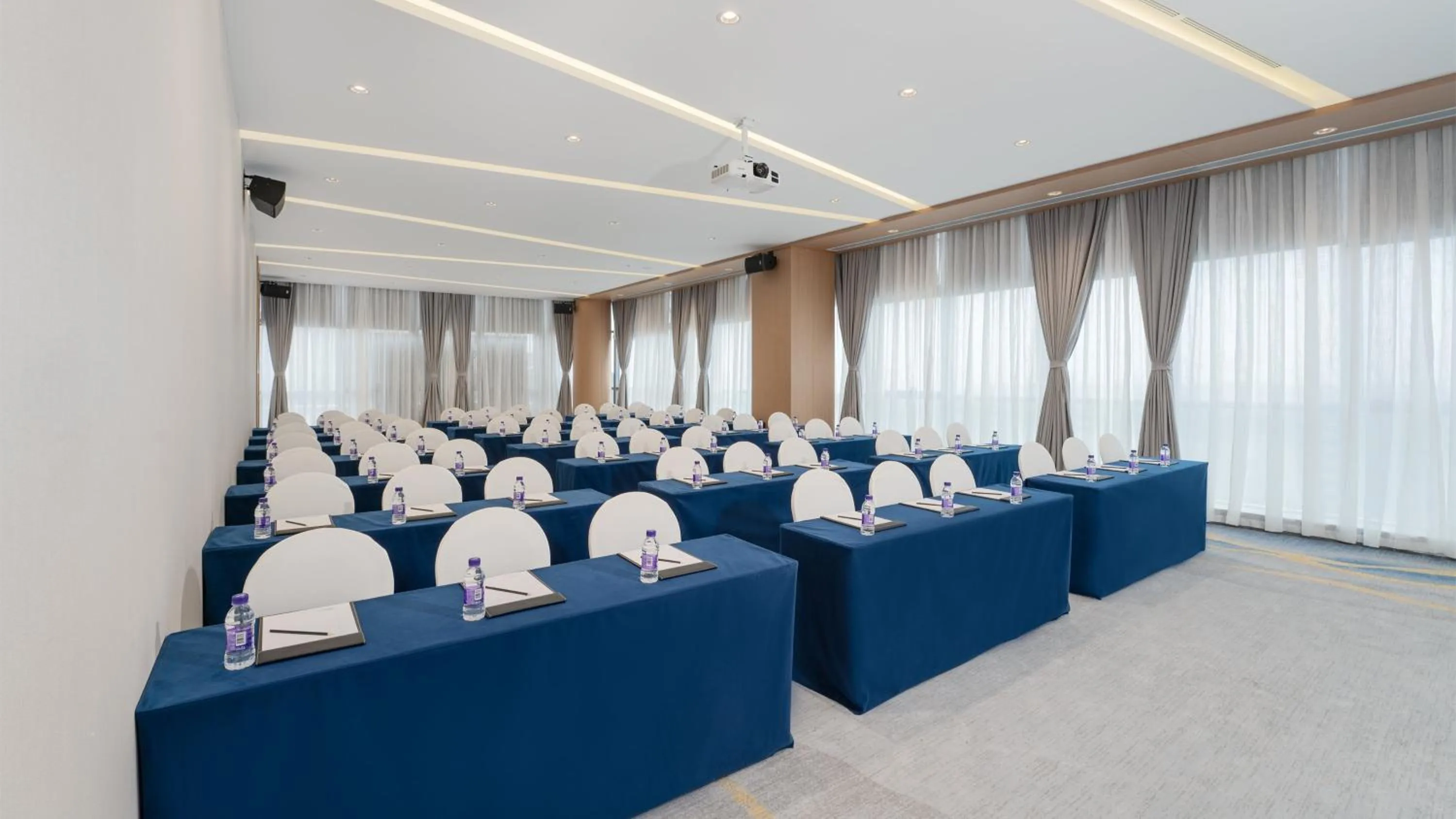 Meeting/conference room in Holiday Inn Express Chengdu Pidu by IHG