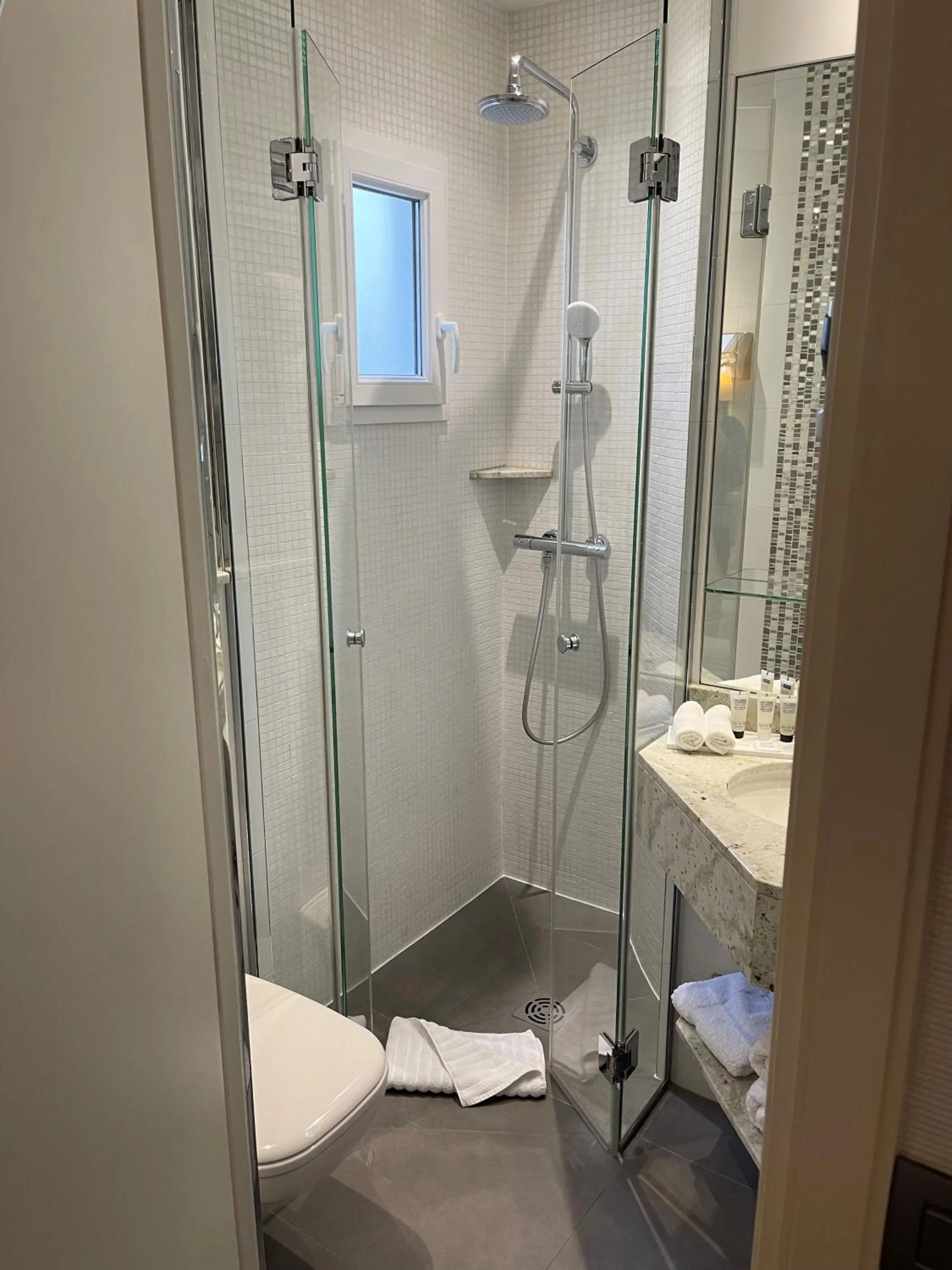 Bathroom in Best Western Plus Hotel Sydney Opera