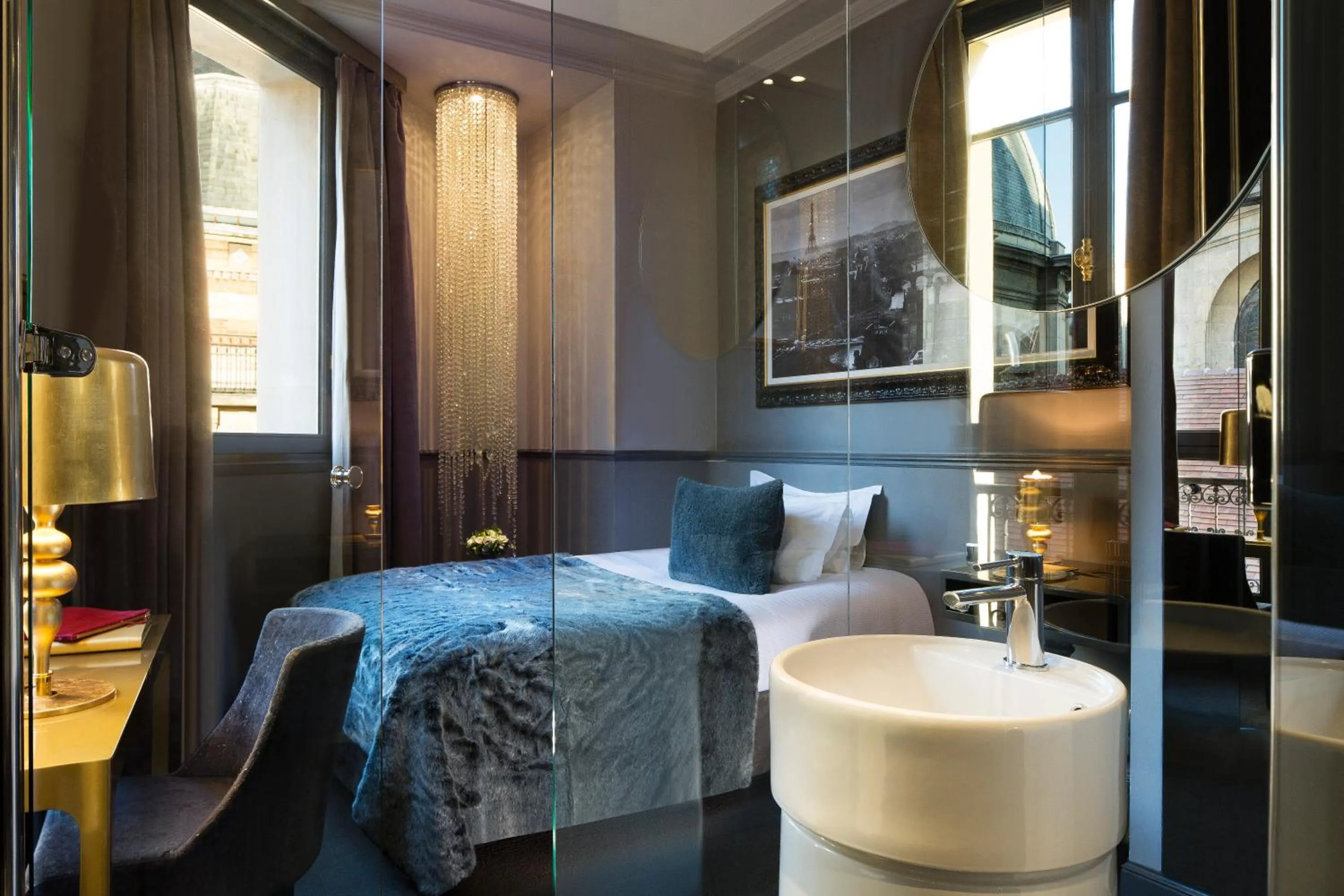 Photo of the whole room, Bed in Hotel Lumen Paris Louvre