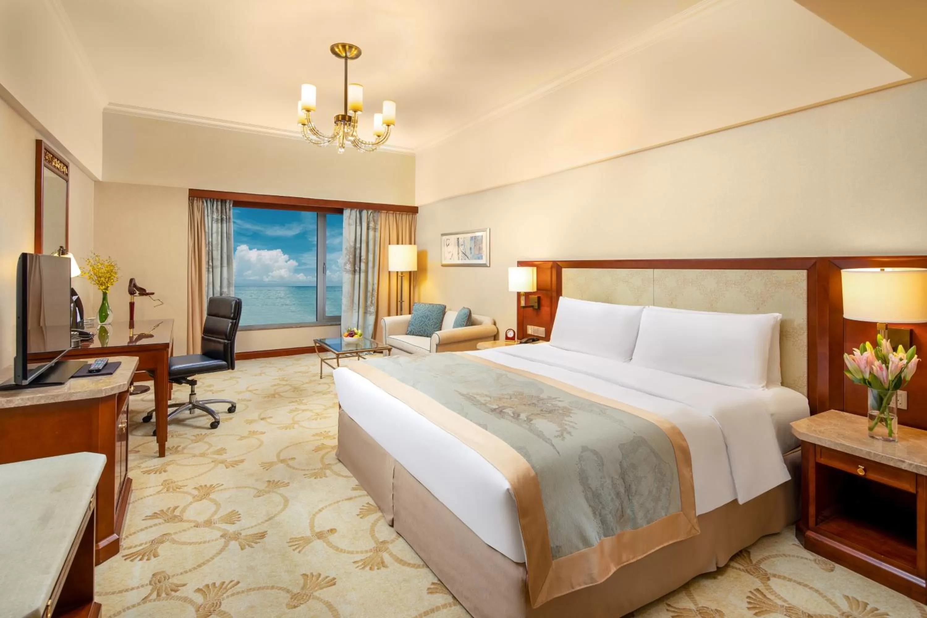 Photo of the whole room, Bed in Shangri-La Beihai
