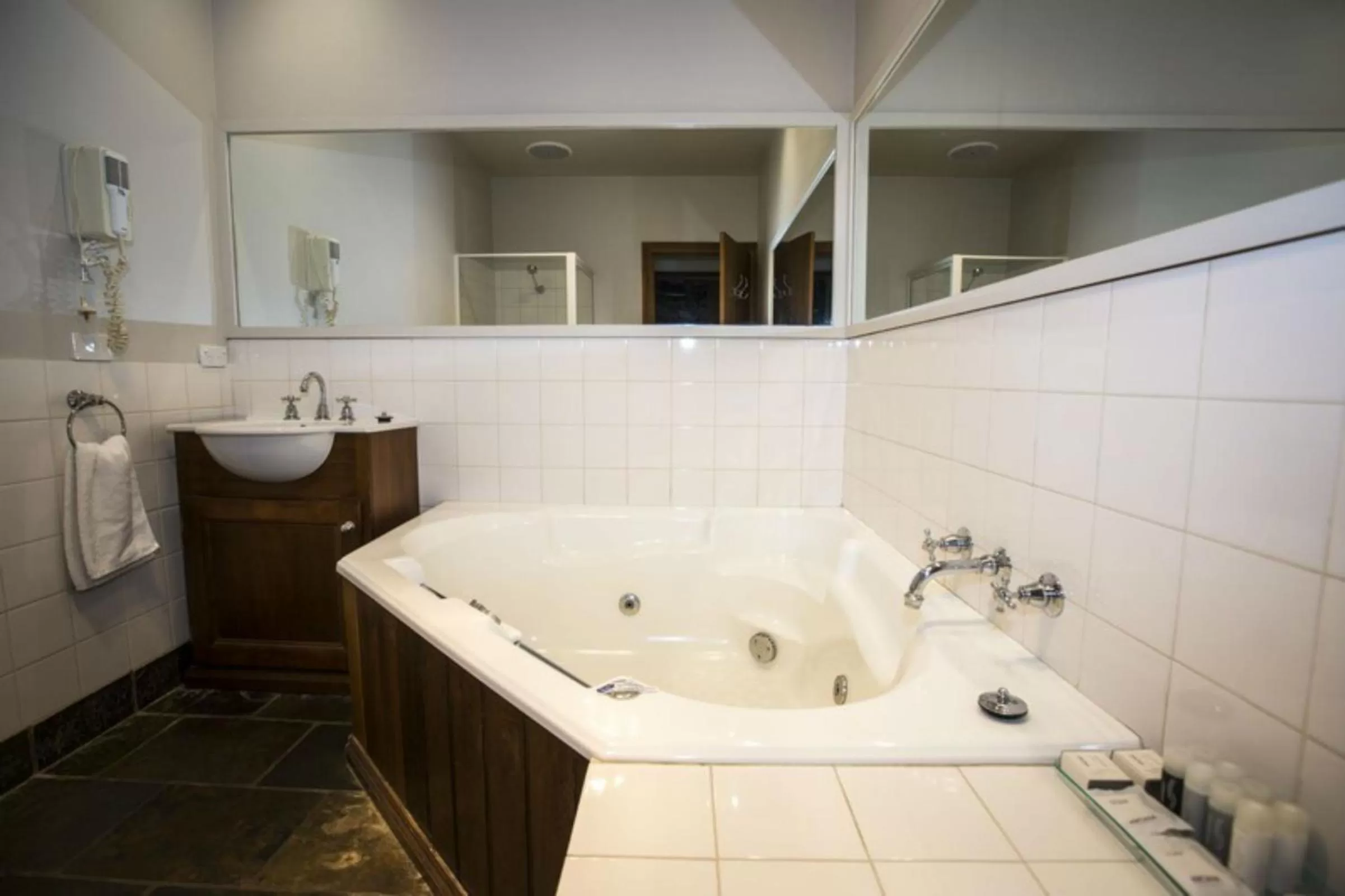 Bathroom in Seacombe House Motor Inn Port Fairy