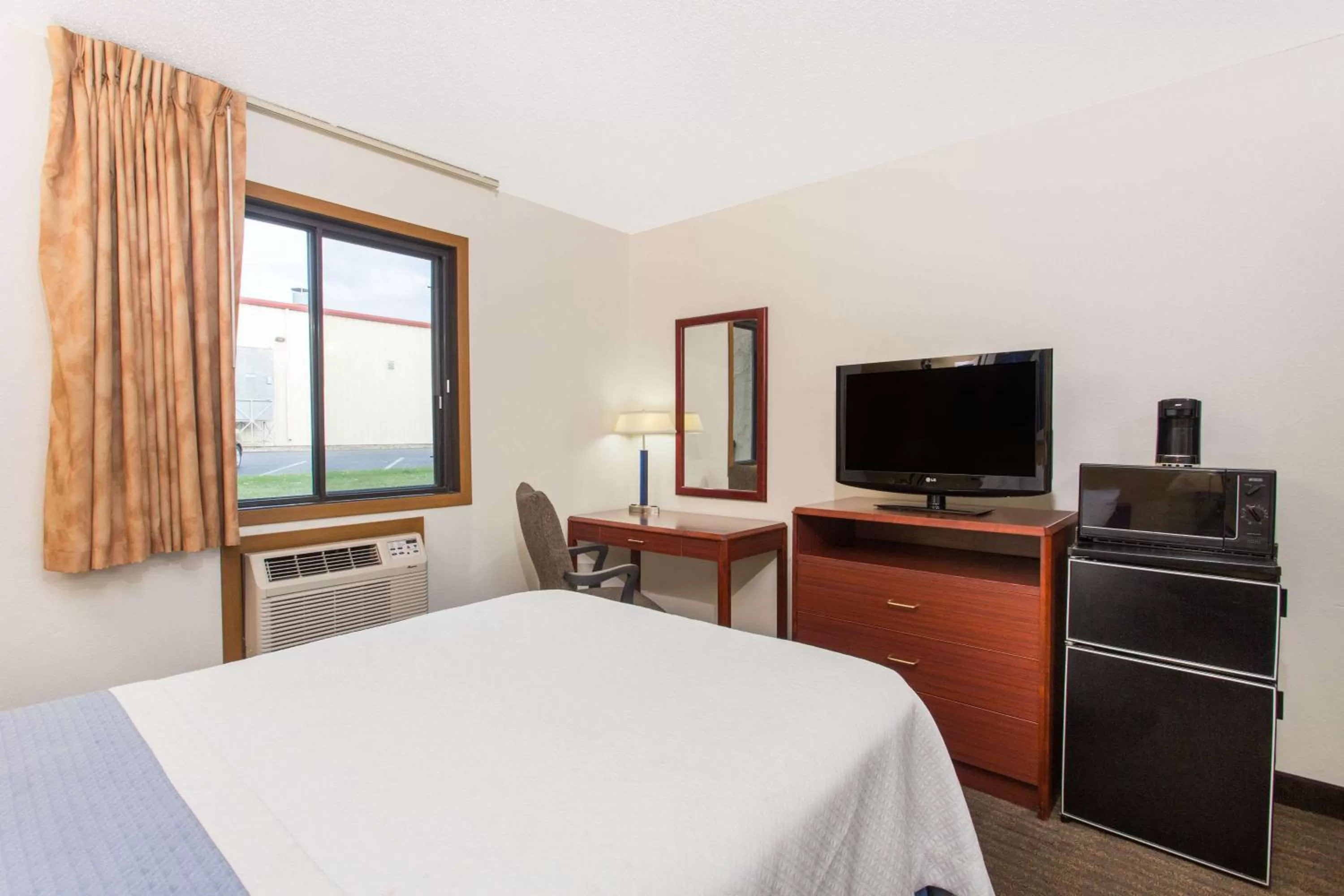Photo of the whole room, Bed in Days Inn by Wyndham Austin