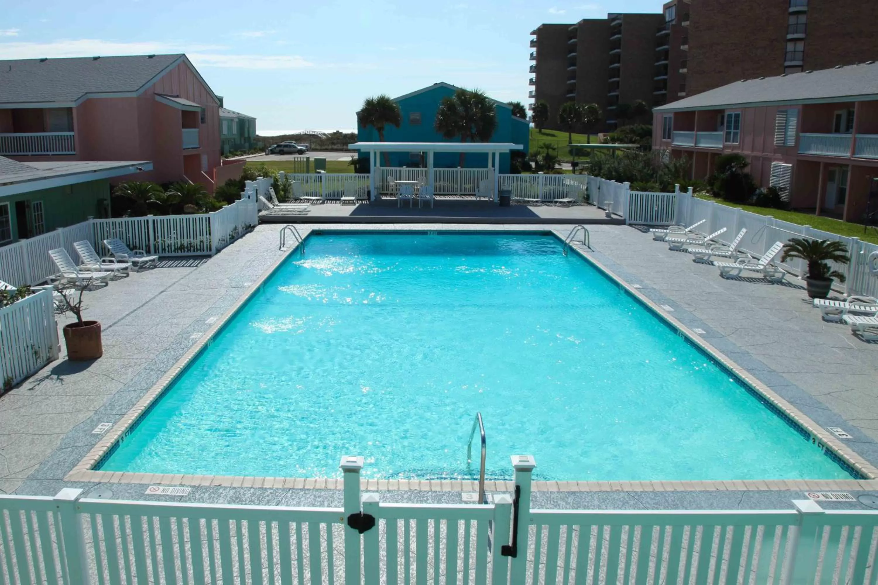 Swimming pool in Executive Keys Condominiums on the Beach