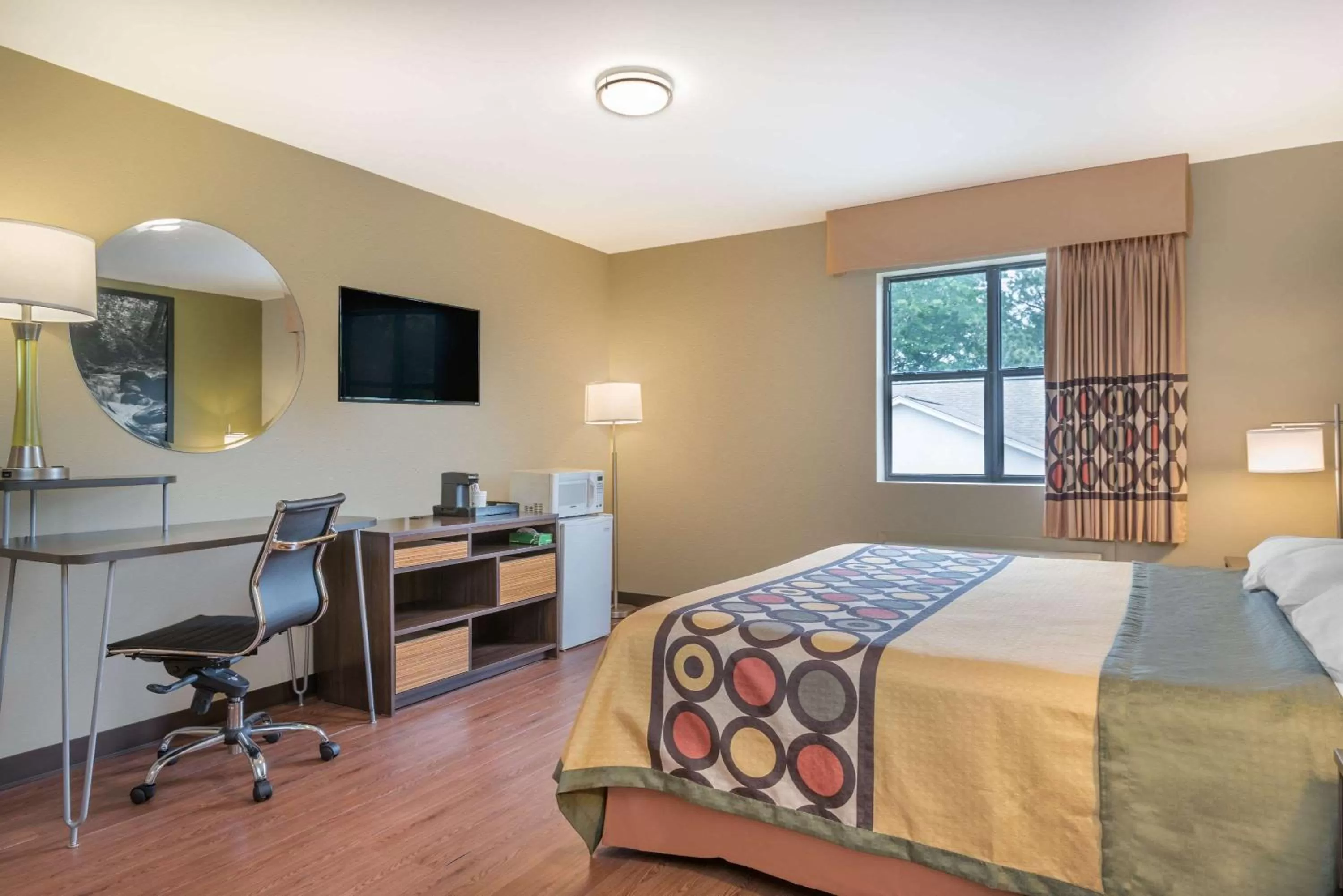 Photo of the whole room, Bed in Super 8 by Wyndham Bryant Little Rock Area