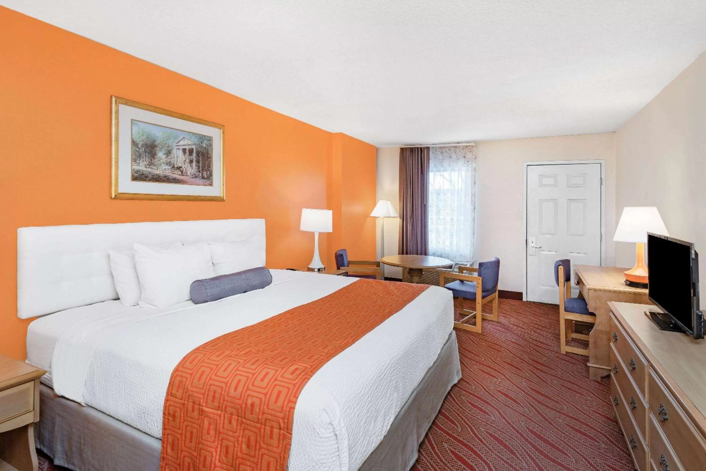 Photo of the whole room, Bed in Howard Johnson by Wyndham Staunton