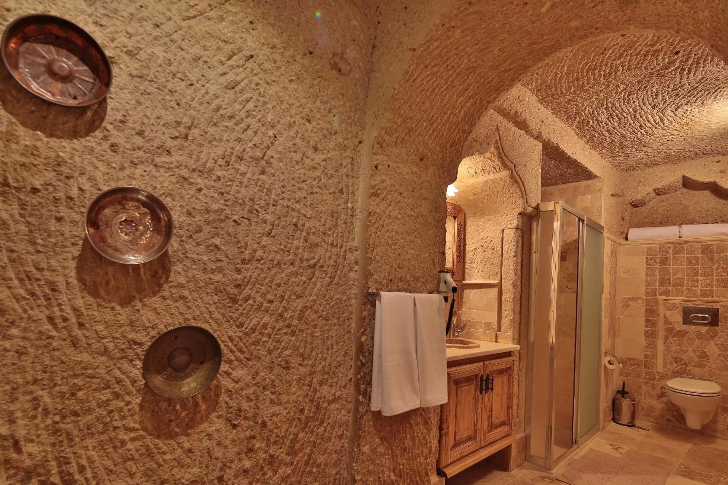 Shower in Vista Cave Hotel