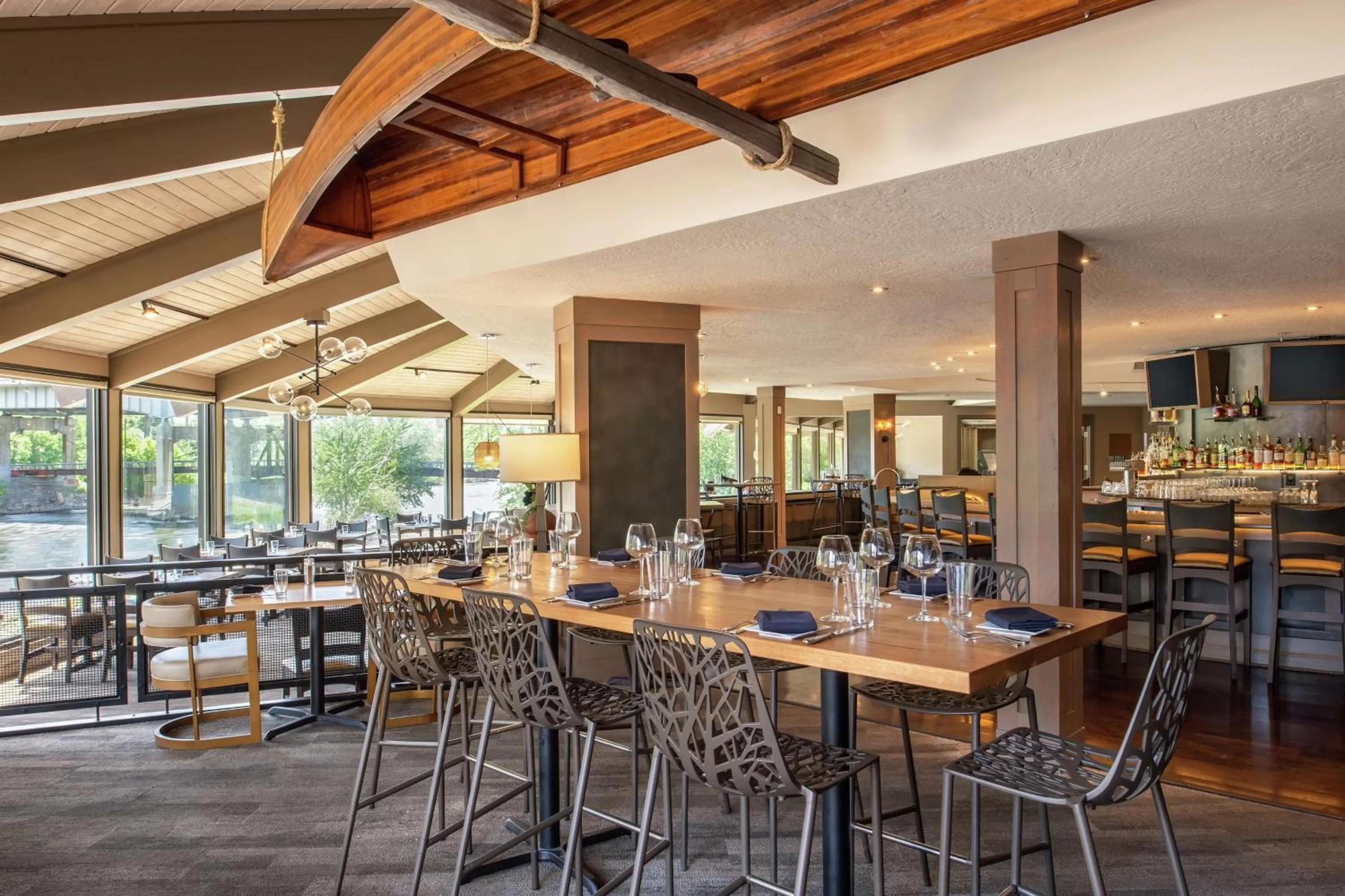 Lounge or bar in DoubleTree by Hilton Missoula Edgewater