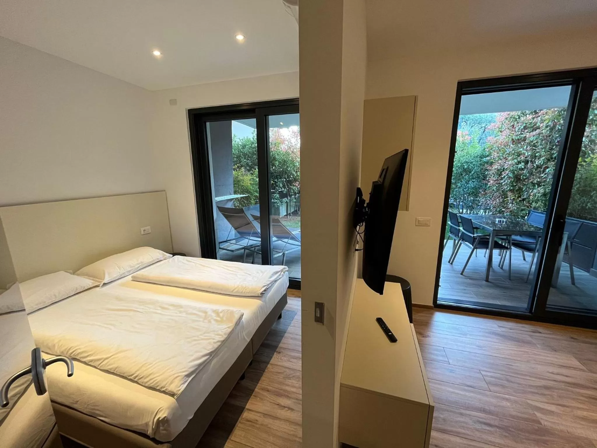 Bathroom, Bed in Riva Lake Lodge