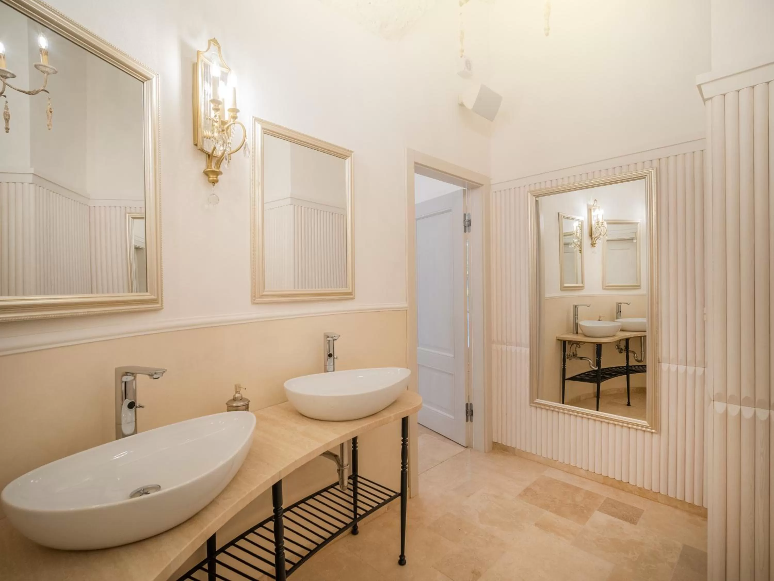 Toilet in Arkady Hof Hotel