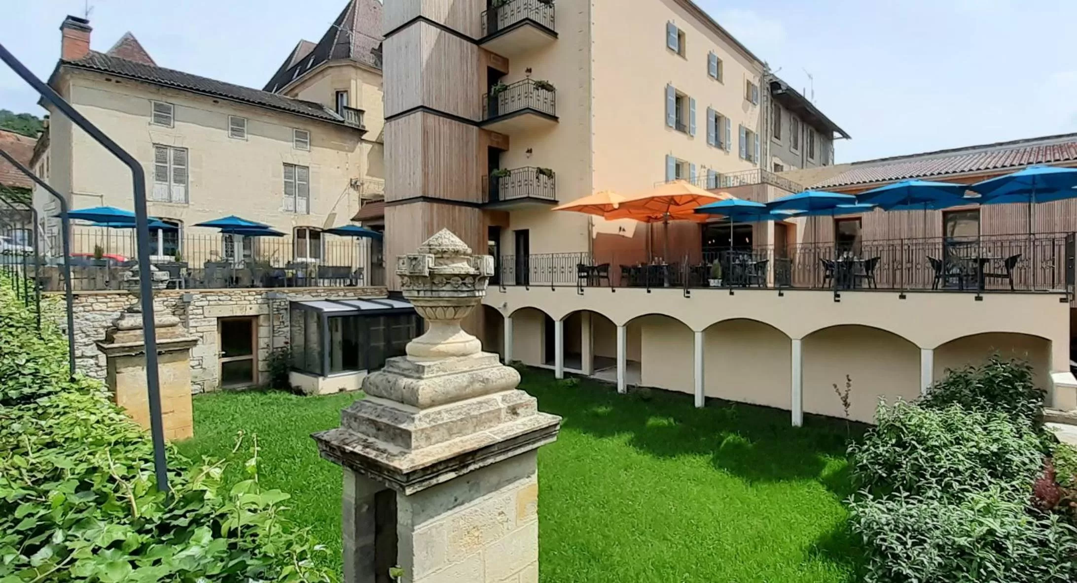 Property building in Hôtel-Restaurant des Augustins