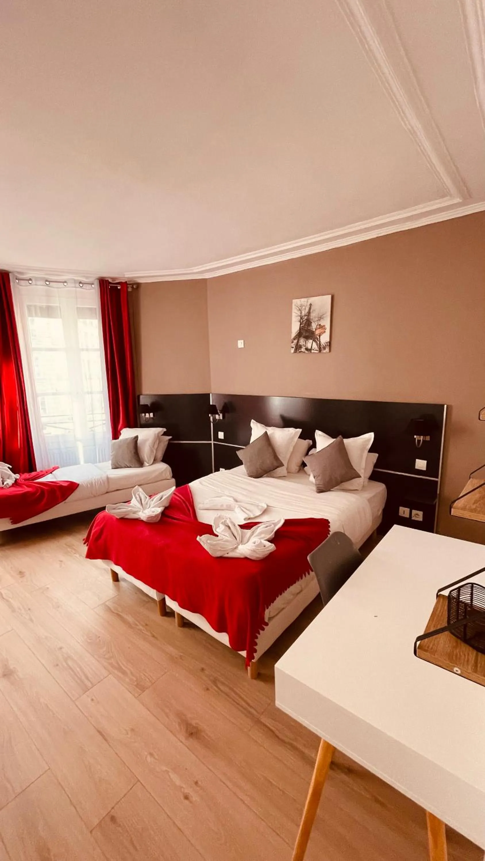 Photo of the whole room, Bed in Jeff Hotel