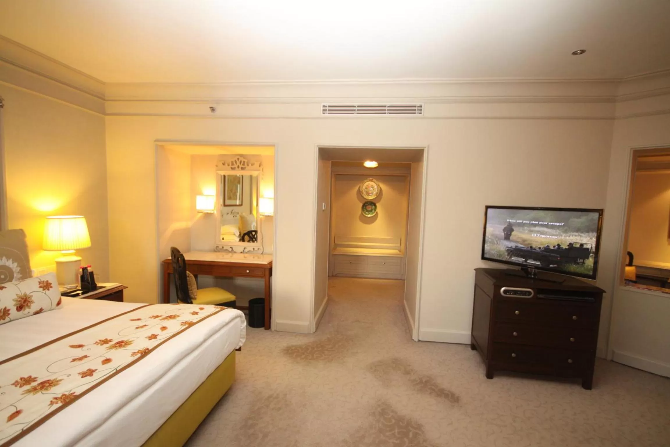 Photo of the whole room, Bed in Taj Bengal