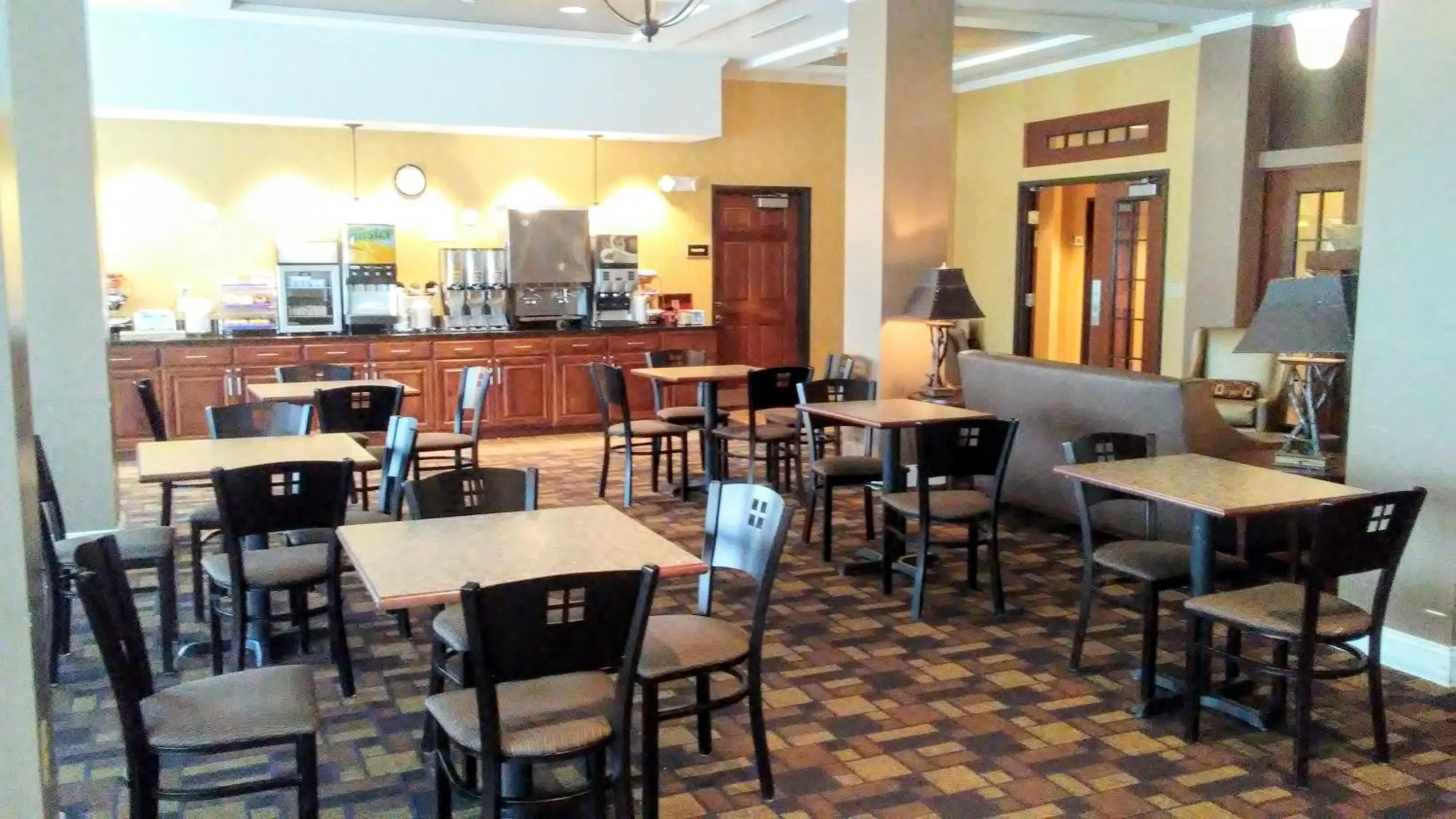 Buffet breakfast in Astoria Hotel & Suites - Glendive