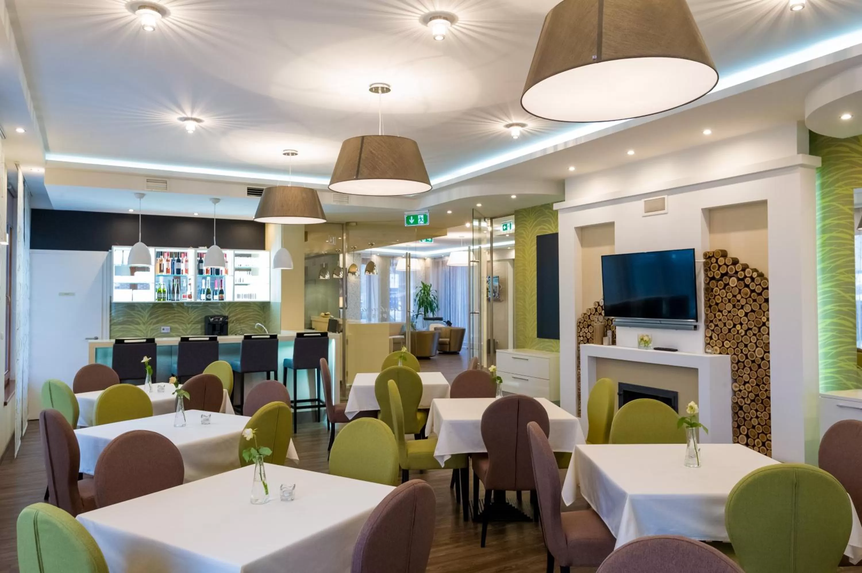 Restaurant/places to eat in BH Kristály